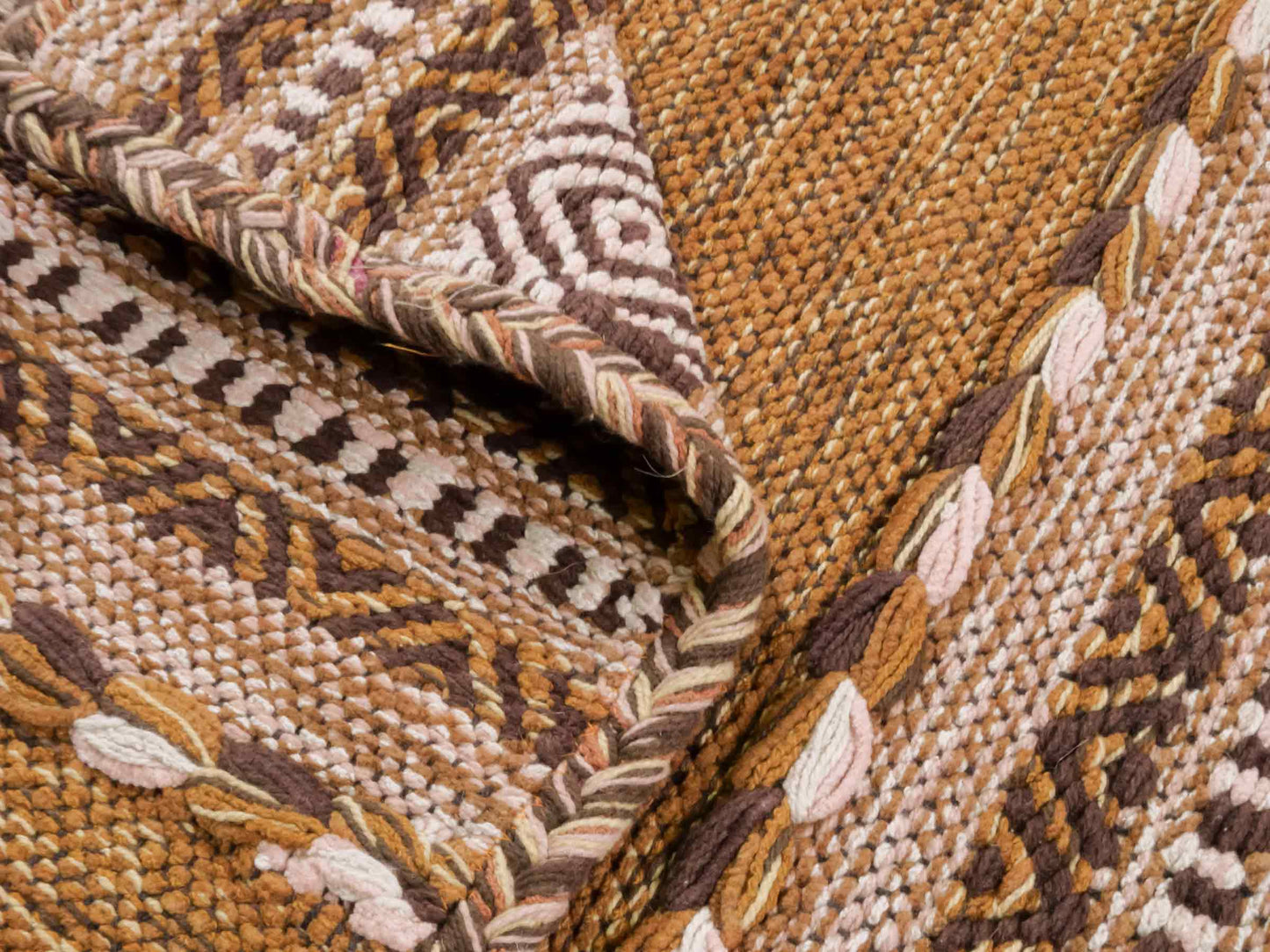 Handgewebter, moderner Indo Kelim Orientteppich von Khademi aus Baumwolle, braun. Geometrisches Design. Von Hand gewebt in Indien. Größe: 90x60cm. Teppichnummer: KB4-1638. Verkauf durch Jupiter Intl.