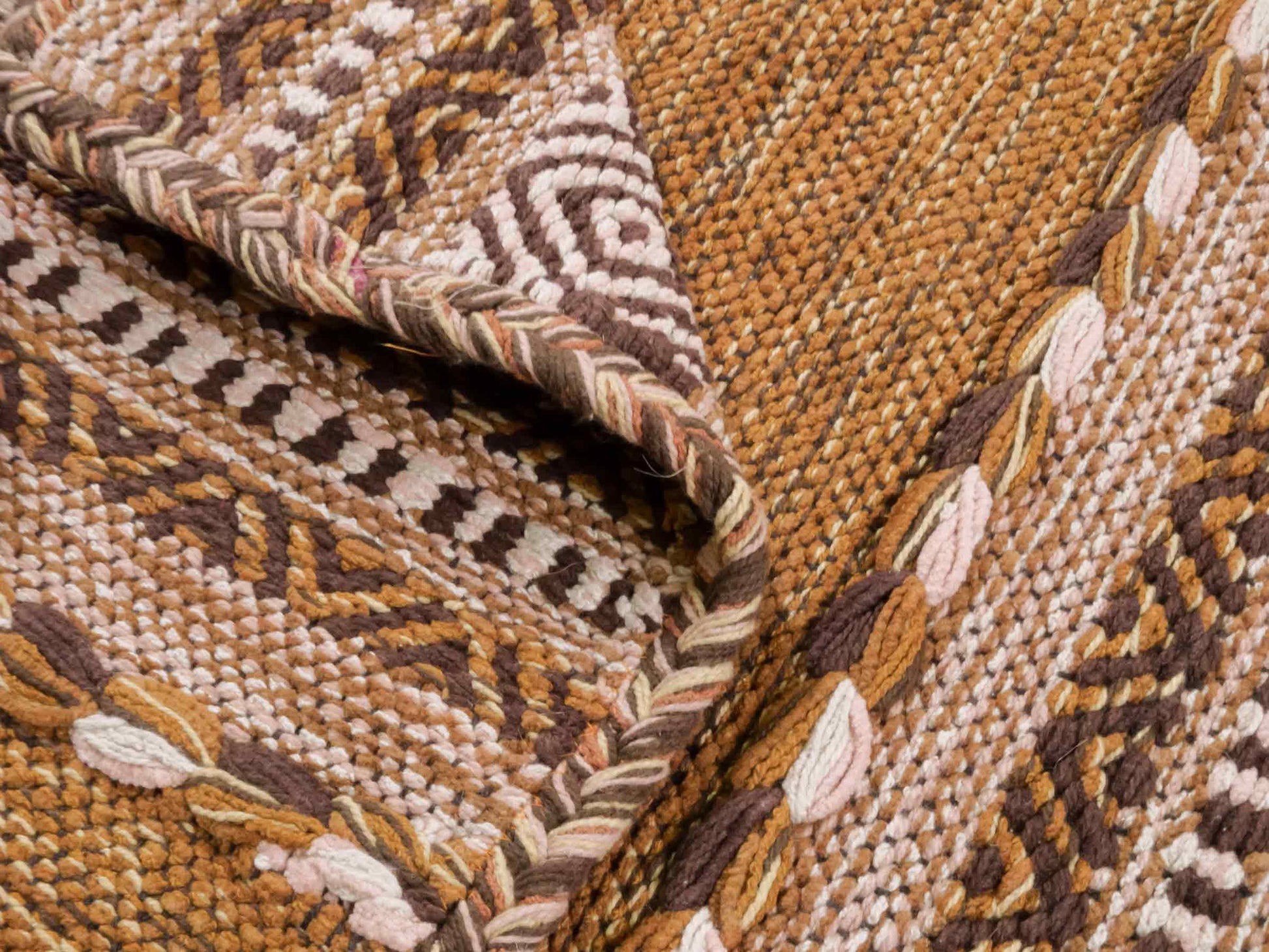 Handgewebter, moderner Indo Kelim Orientteppich von Khademi aus Baumwolle, braun. Geometrisches Design. Von Hand gewebt in Indien. Größe: 90x60cm. Teppichnummer: KB4-1638. Verkauf durch Jupiter Intl.