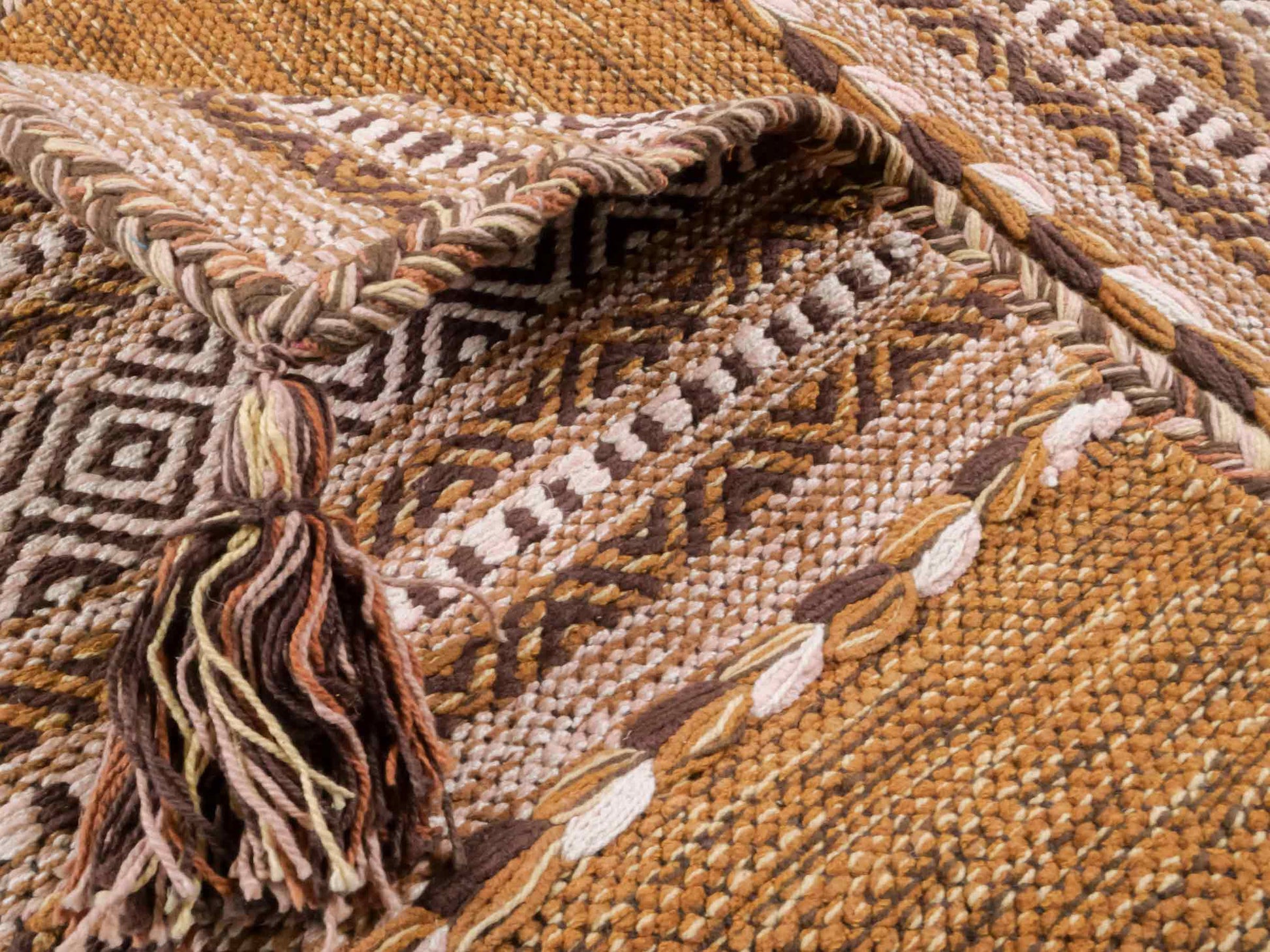 Handgewebter, moderner Indo Kelim Orientteppich von Khademi aus Baumwolle, braun. Geometrisches Design. Von Hand gewebt in Indien. Größe: 90x60cm. Teppichnummer: KB4-1638. Verkauf durch Jupiter Intl.