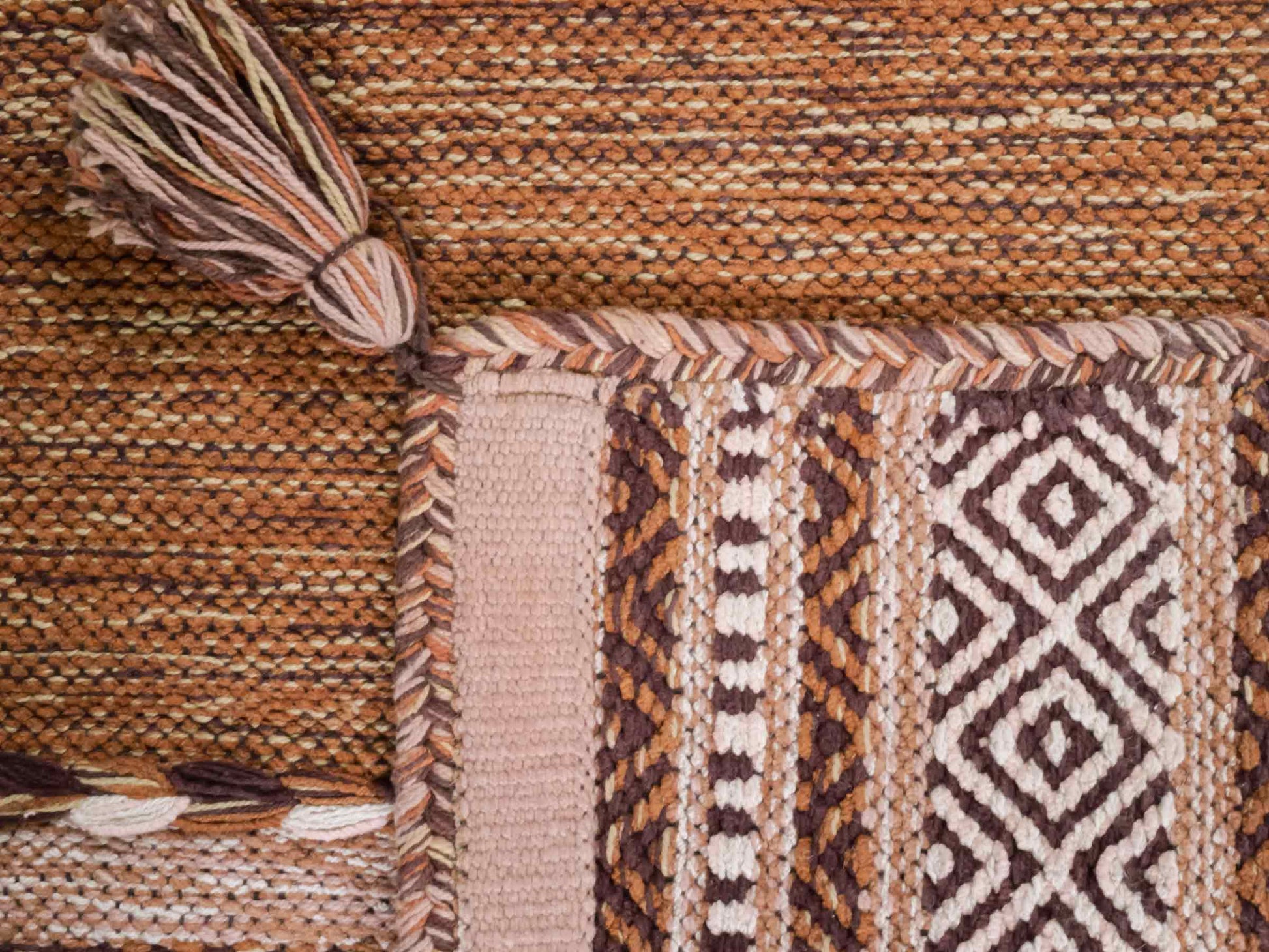 Handgewebter, moderner Indo Kelim Orientteppich von Khademi aus Baumwolle, braun. Geometrisches Design. Von Hand gewebt in Indien. Größe: 90x60cm. Teppichnummer: KB4-1639. Verkauf durch Jupiter Intl.