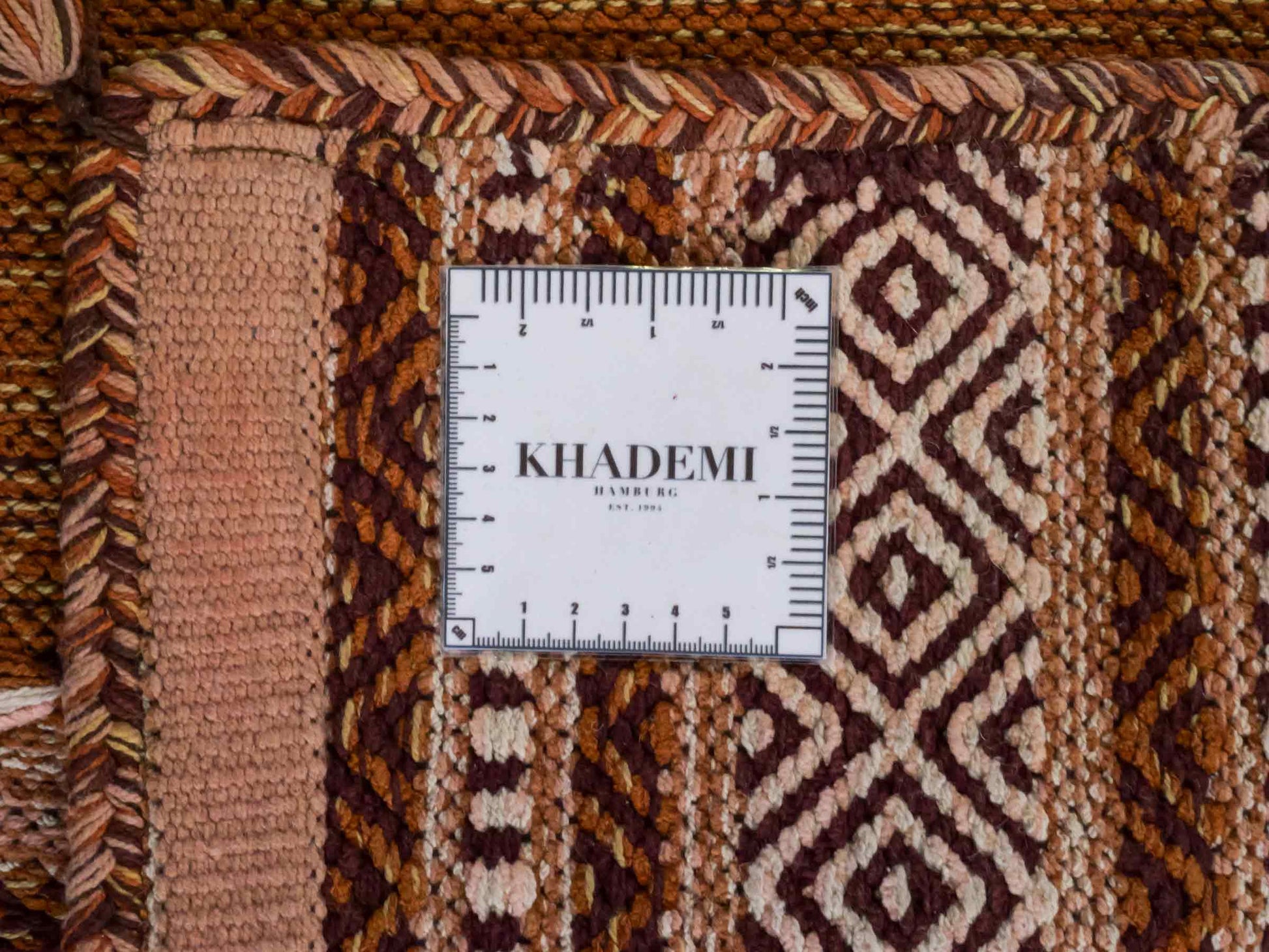 Handgewebter, moderner Indo Kelim Orientteppich von Khademi aus Baumwolle, braun. Geometrisches Design. Von Hand gewebt in Indien. Größe: 90x60cm. Teppichnummer: KB4-1639. Verkauf durch Jupiter Intl.
