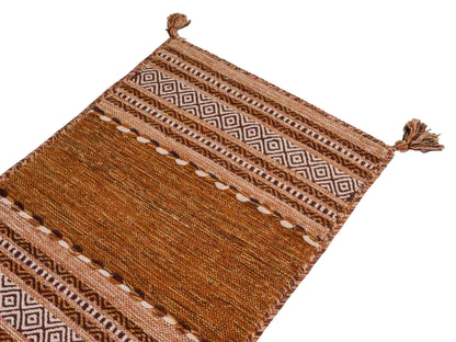 Handgewebter, moderner Indo Kelim Orientteppich von Khademi aus Baumwolle, braun. Geometrisches Design. Von Hand gewebt in Indien. Größe: 90x60cm. Teppichnummer: KB4-1639. Verkauf durch Jupiter Intl.