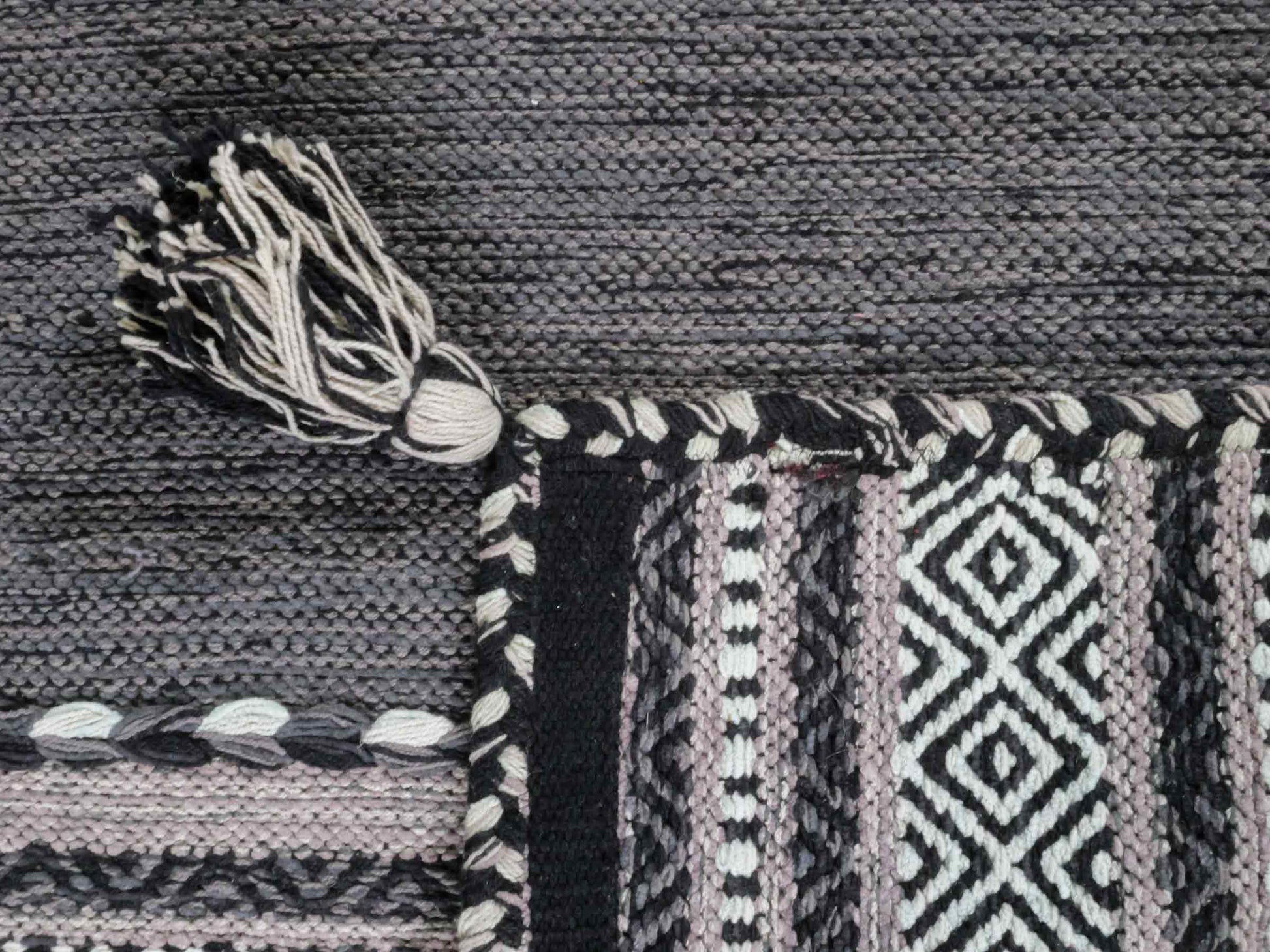 Handgewebter, moderner Indo Kelim Orientteppich von Khademi aus Baumwolle, navy. Geometrisches Design. Von Hand gewebt in Indien. Größe: 90x60cm. Teppichnummer: KB4-1634. Verkauf durch Jupiter Intl.