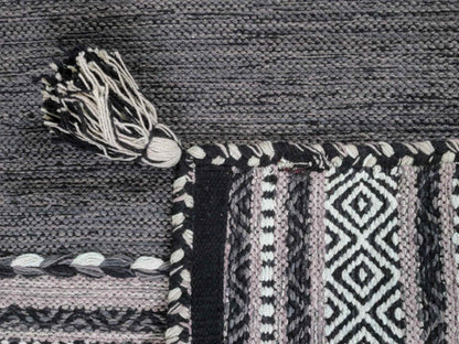 Handgewebter, moderner Indo Kelim Orientteppich von Khademi aus Baumwolle, navy. Geometrisches Design. Von Hand gewebt in Indien. Größe: 90x60cm. Teppichnummer: KB4-1634. Verkauf durch Jupiter Intl.