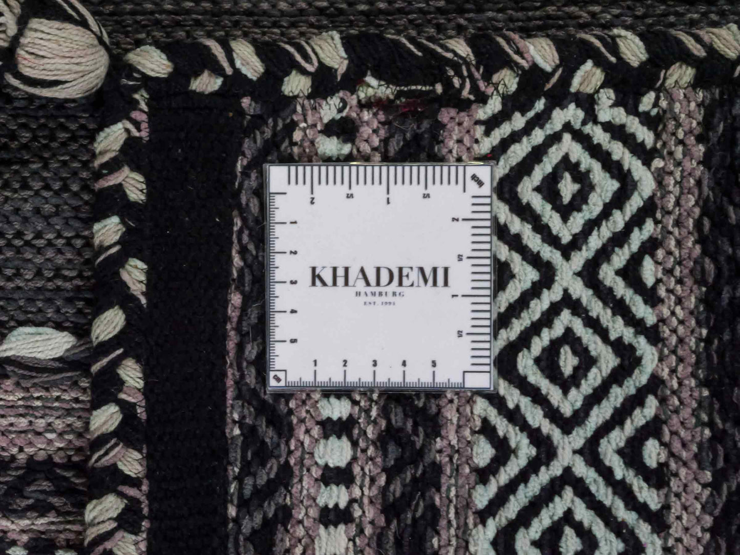 Handgewebter, moderner Indo Kelim Orientteppich von Khademi aus Baumwolle, navy. Geometrisches Design. Von Hand gewebt in Indien. Größe: 90x60cm. Teppichnummer: KB4-1634. Verkauf durch Jupiter Intl.