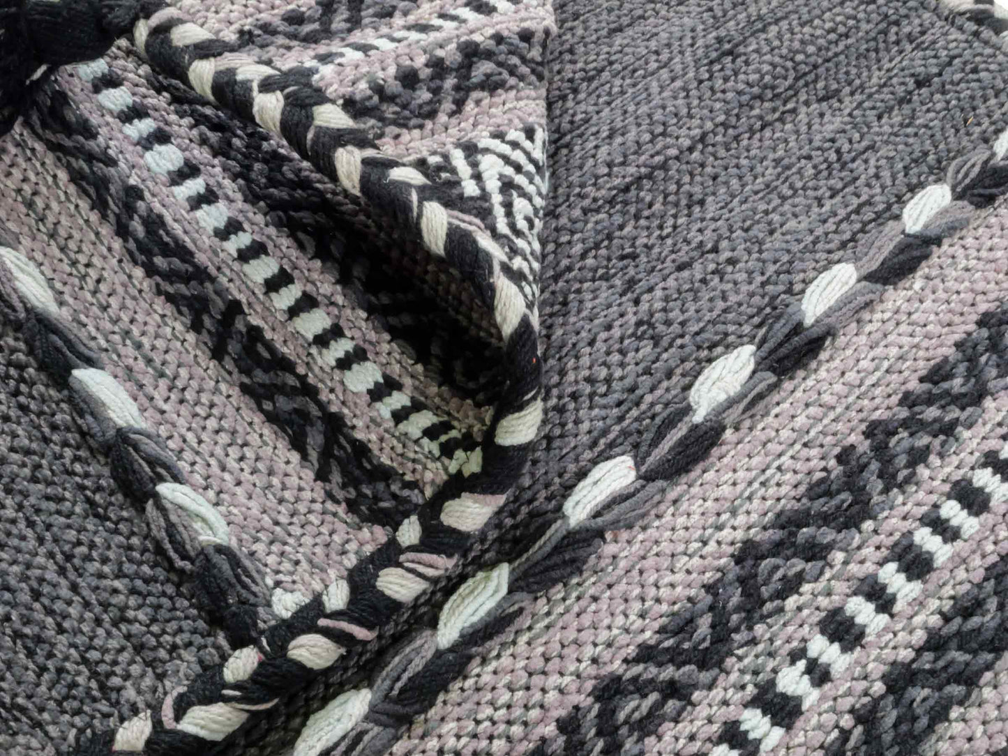 Handgewebter, moderner Indo Kelim Orientteppich von Khademi aus Baumwolle, navy. Geometrisches Design. Von Hand gewebt in Indien. Größe: 90x60cm. Teppichnummer: KB4-1634. Verkauf durch Jupiter Intl.