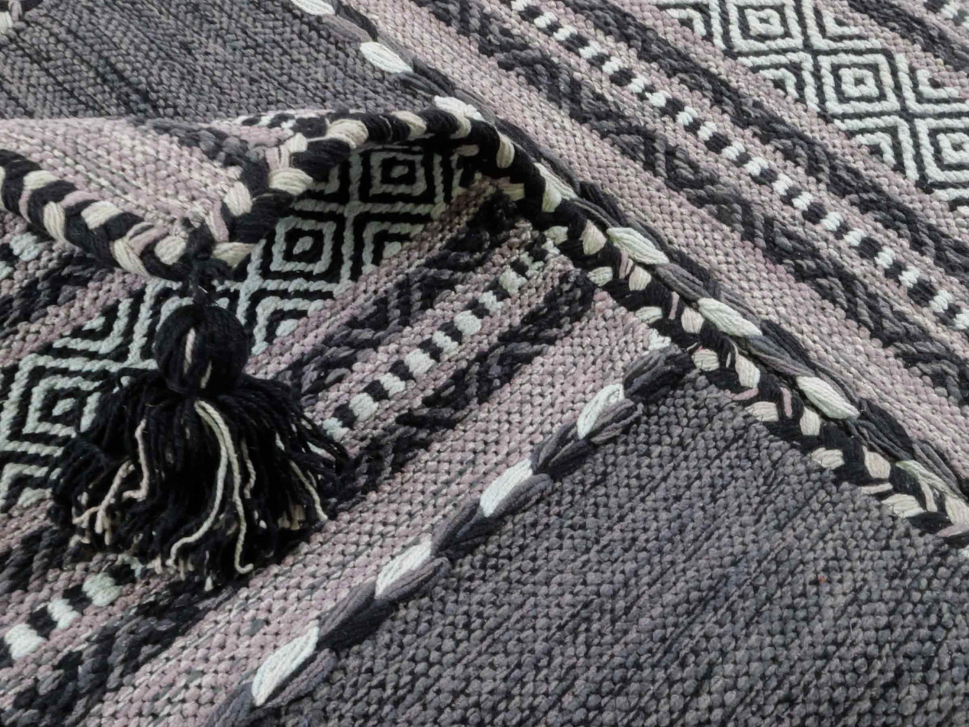 Handgewebter, moderner Indo Kelim Orientteppich von Khademi aus Baumwolle, navy. Geometrisches Design. Von Hand gewebt in Indien. Größe: 90x60cm. Teppichnummer: KB4-1634. Verkauf durch Jupiter Intl.