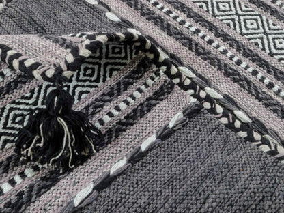 Handgewebter, moderner Indo Kelim Orientteppich von Khademi aus Baumwolle, navy. Geometrisches Design. Von Hand gewebt in Indien. Größe: 90x60cm. Teppichnummer: KB4-1634. Verkauf durch Jupiter Intl.