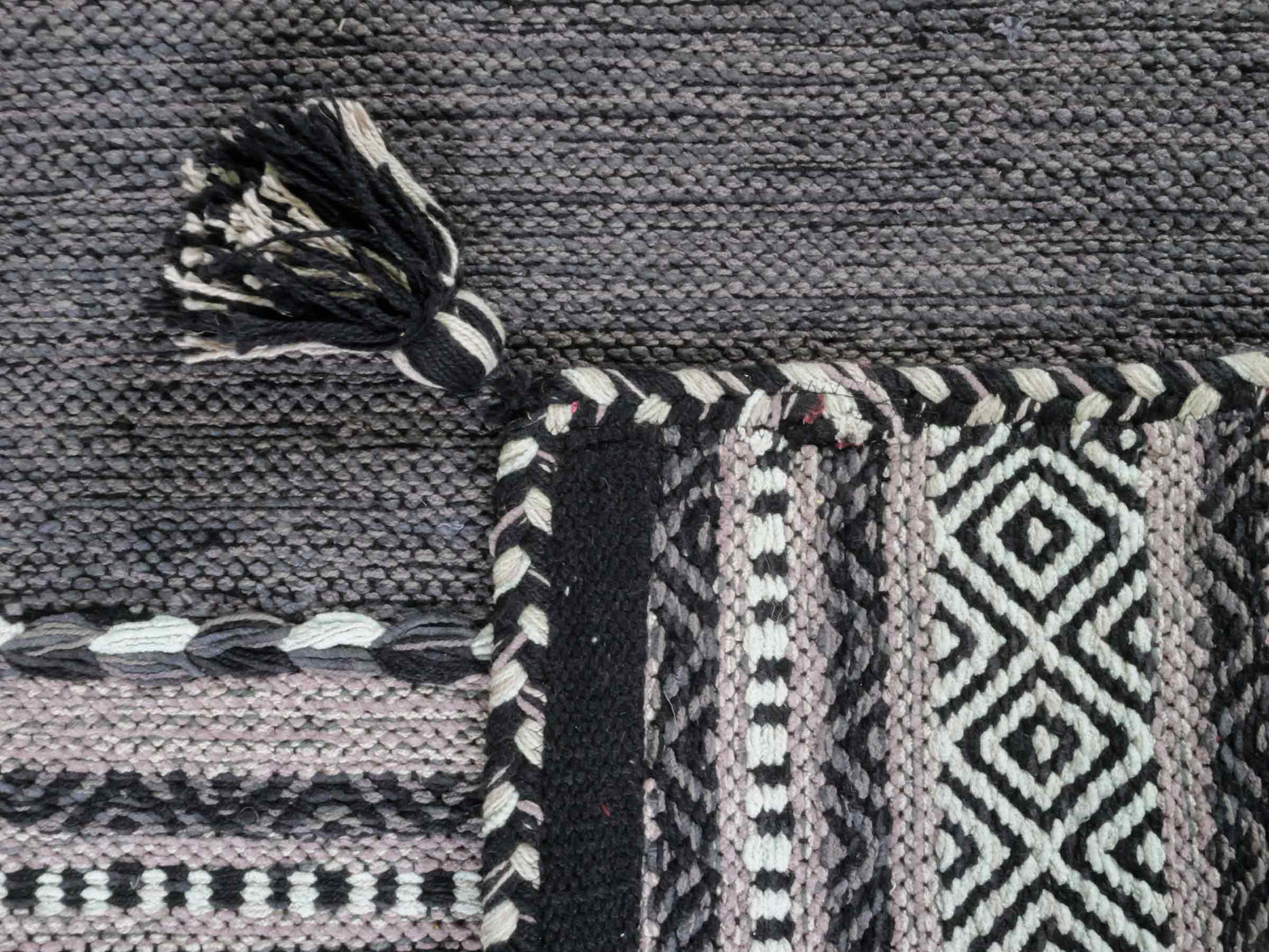 Handgewebter, moderner Indo Kelim Orientteppich von Khademi aus Baumwolle, navy. Geometrisches Design. Von Hand gewebt in Indien. Größe: 90x60cm. Teppichnummer: KB4-1635. Verkauf durch Jupiter Intl.