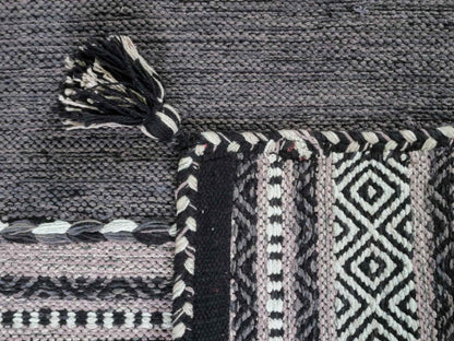 Handgewebter, moderner Indo Kelim Orientteppich von Khademi aus Baumwolle, navy. Geometrisches Design. Von Hand gewebt in Indien. Größe: 90x60cm. Teppichnummer: KB4-1635. Verkauf durch Jupiter Intl.