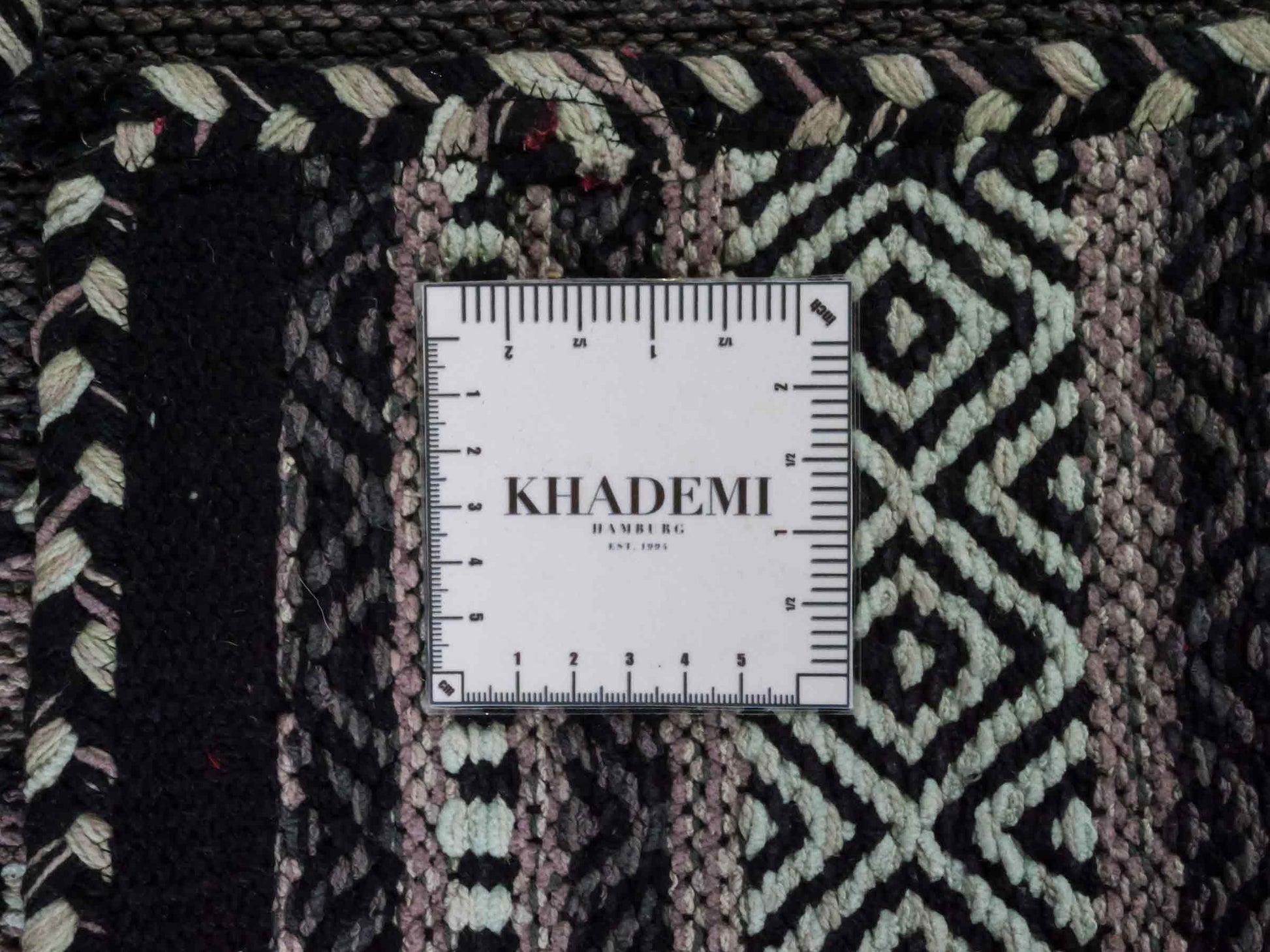 Handgewebter, moderner Indo Kelim Orientteppich von Khademi aus Baumwolle, navy. Geometrisches Design. Von Hand gewebt in Indien. Größe: 90x60cm. Teppichnummer: KB4-1635. Verkauf durch Jupiter Intl.