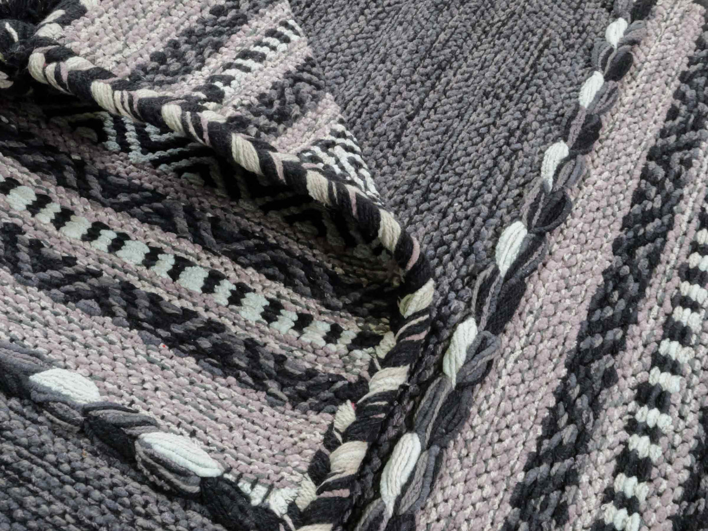 Handgewebter, moderner Indo Kelim Orientteppich von Khademi aus Baumwolle, navy. Geometrisches Design. Von Hand gewebt in Indien. Größe: 90x60cm. Teppichnummer: KB4-1635. Verkauf durch Jupiter Intl.