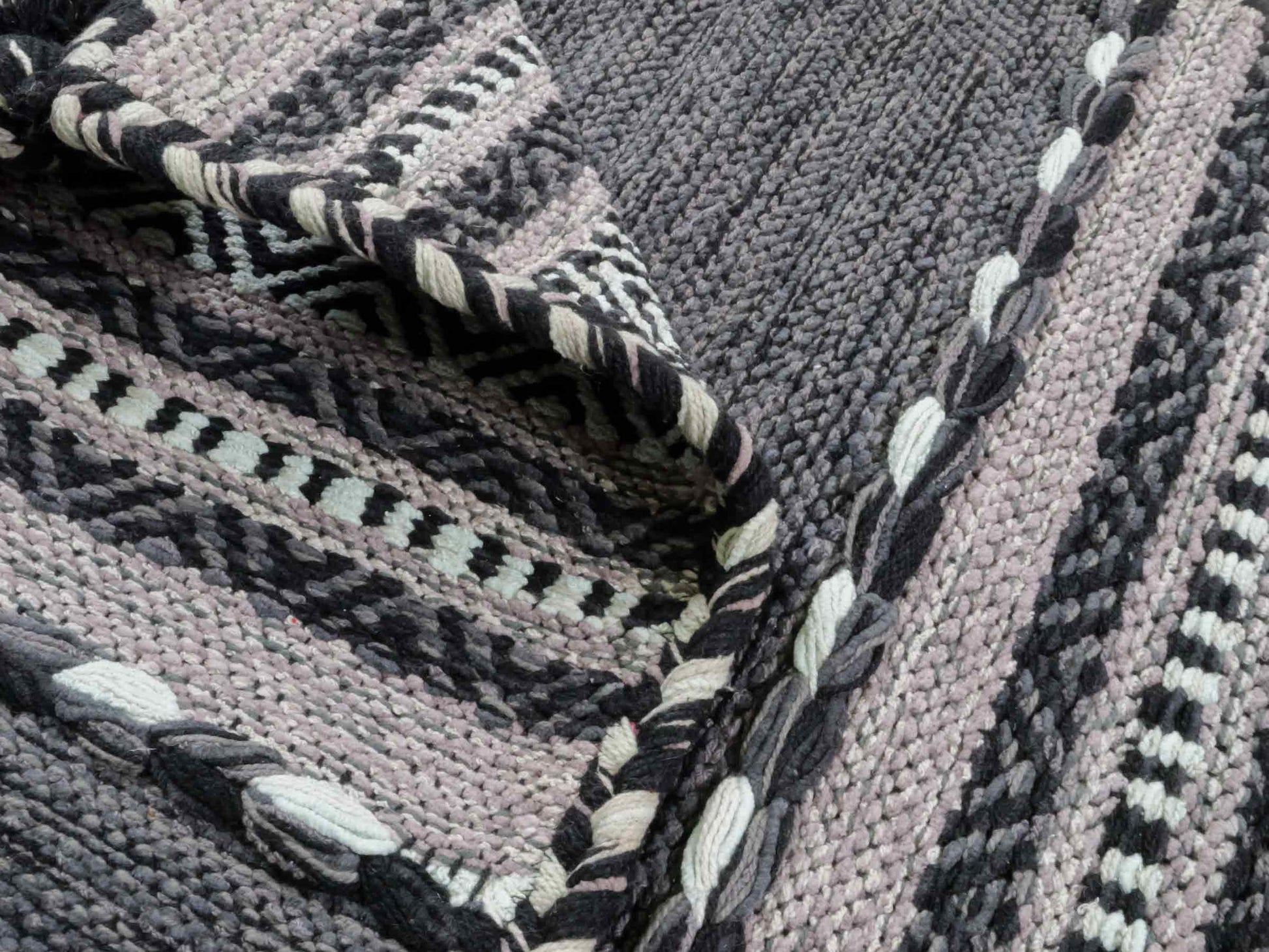 Handgewebter, moderner Indo Kelim Orientteppich von Khademi aus Baumwolle, navy. Geometrisches Design. Von Hand gewebt in Indien. Größe: 90x60cm. Teppichnummer: KB4-1635. Verkauf durch Jupiter Intl.