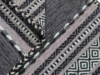 Handgewebter, moderner Indo Kelim Orientteppich von Khademi aus Baumwolle, navy. Geometrisches Design. Von Hand gewebt in Indien. Größe: 90x60cm. Teppichnummer: KB4-1635. Verkauf durch Jupiter Intl.