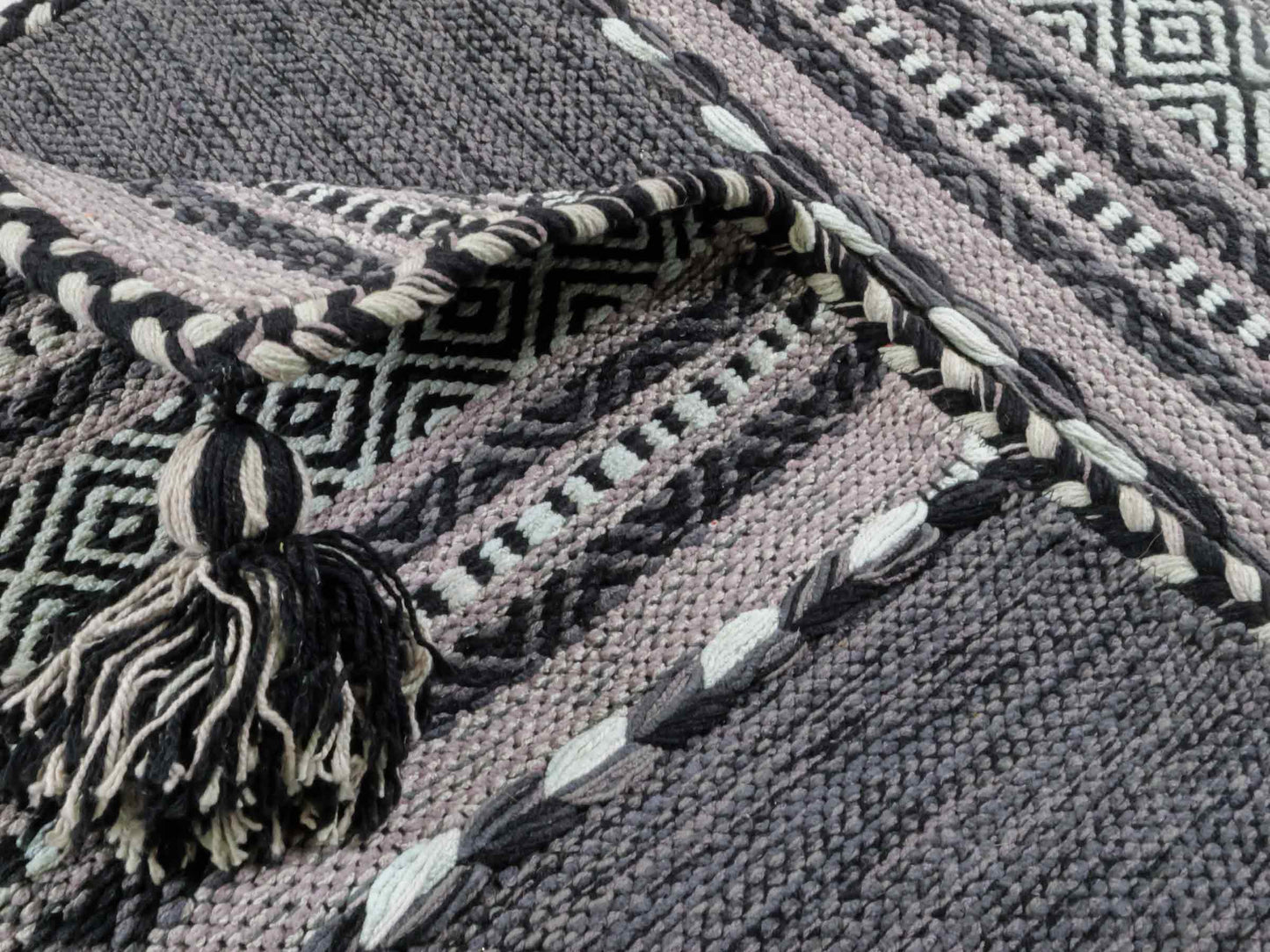 Handgewebter, moderner Indo Kelim Orientteppich von Khademi aus Baumwolle, navy. Geometrisches Design. Von Hand gewebt in Indien. Größe: 90x60cm. Teppichnummer: KB4-1635. Verkauf durch Jupiter Intl.