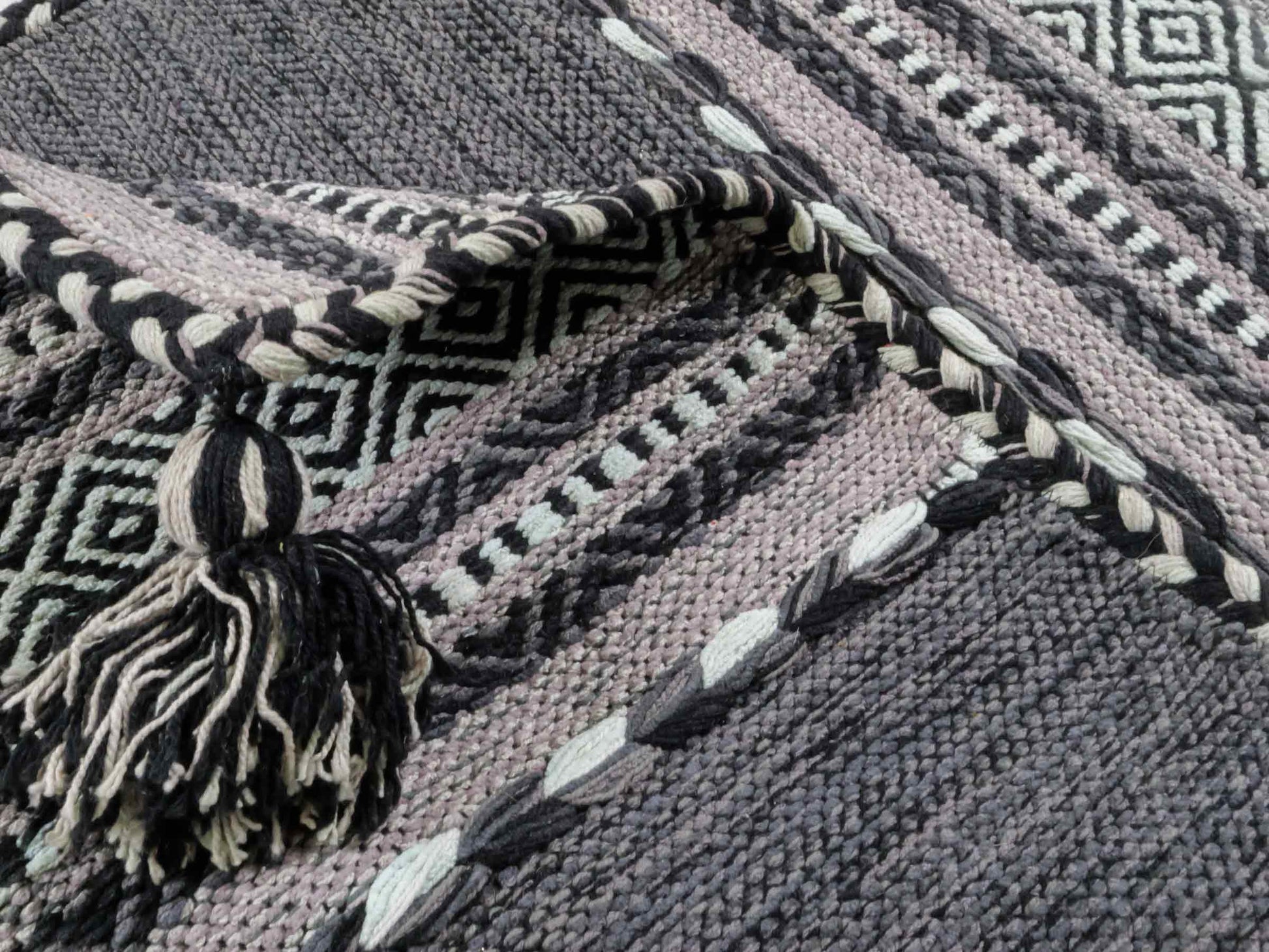 Handgewebter, moderner Indo Kelim Orientteppich von Khademi aus Baumwolle, navy. Geometrisches Design. Von Hand gewebt in Indien. Größe: 90x60cm. Teppichnummer: KB4-1635. Verkauf durch Jupiter Intl.