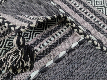 Handgewebter, moderner Indo Kelim Orientteppich von Khademi aus Baumwolle, navy. Geometrisches Design. Von Hand gewebt in Indien. Größe: 90x60cm. Teppichnummer: KB4-1635. Verkauf durch Jupiter Intl.