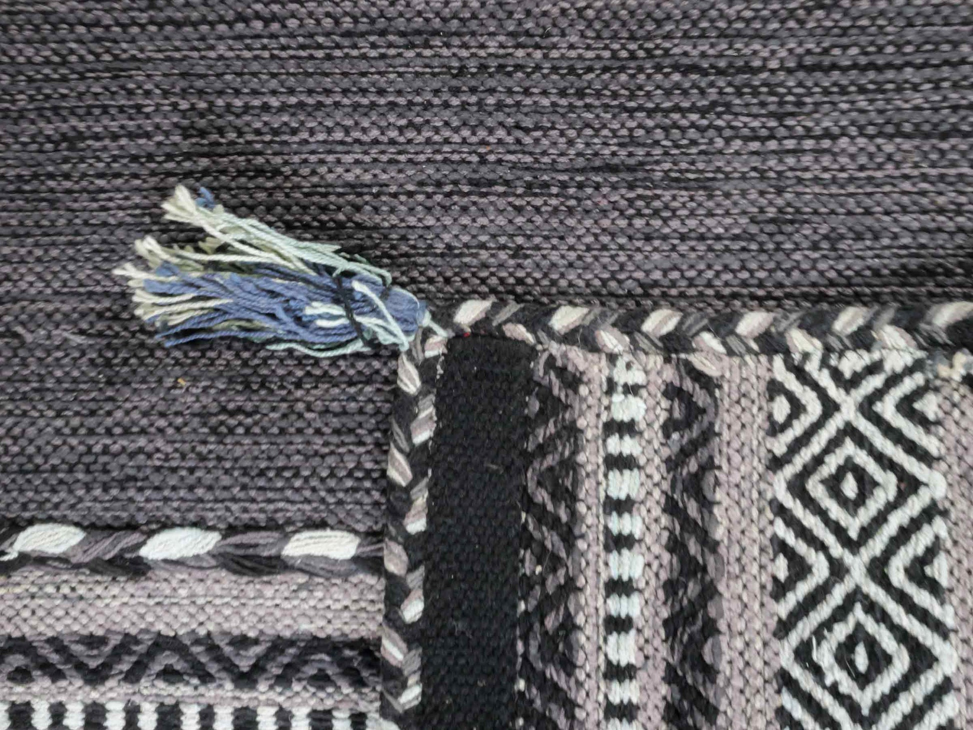 Handgewebter, moderner Indo Kelim Orientteppich von Khademi aus Baumwolle, navy. Geometrisches Design. Von Hand gewebt in Indien. Größe: 90x60cm. Teppichnummer: KB4-1636. Verkauf durch Jupiter Intl.