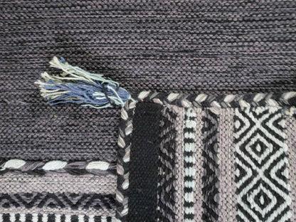 Handgewebter, moderner Indo Kelim Orientteppich von Khademi aus Baumwolle, navy. Geometrisches Design. Von Hand gewebt in Indien. Größe: 90x60cm. Teppichnummer: KB4-1636. Verkauf durch Jupiter Intl.