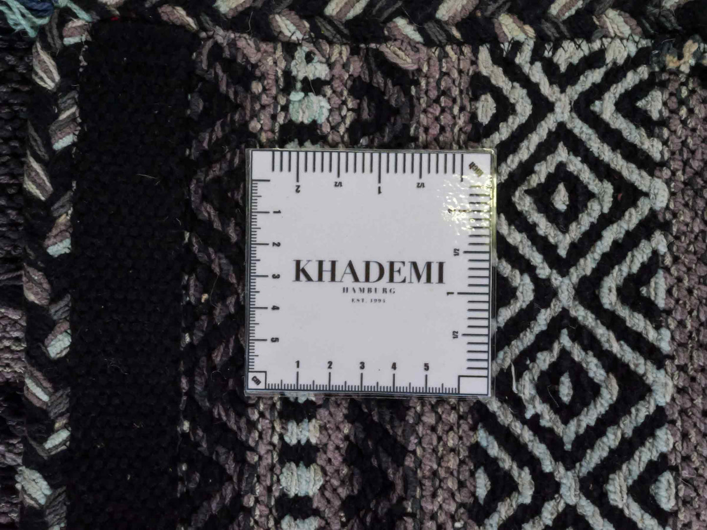 Handgewebter, moderner Indo Kelim Orientteppich von Khademi aus Baumwolle, navy. Geometrisches Design. Von Hand gewebt in Indien. Größe: 90x60cm. Teppichnummer: KB4-1636. Verkauf durch Jupiter Intl.