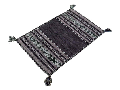 Handgewebter, moderner Indo Kelim Orientteppich von Khademi aus Baumwolle, navy. Geometrisches Design. Von Hand gewebt in Indien. Größe: 90x60cm. Teppichnummer: KB4-1636. Verkauf durch Jupiter Intl.