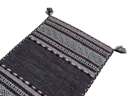 Handgewebter, moderner Indo Kelim Orientteppich von Khademi aus Baumwolle, navy. Geometrisches Design. Von Hand gewebt in Indien. Größe: 90x60cm. Teppichnummer: KB4-1636. Verkauf durch Jupiter Intl.