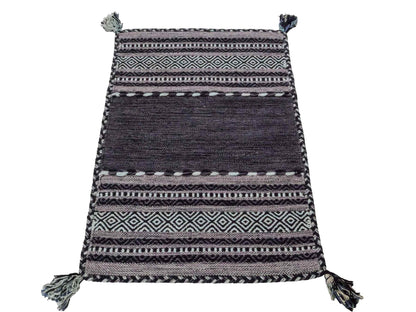 Handgewebter, moderner Indo Kelim Orientteppich von Khademi aus Baumwolle, navy. Geometrisches Design. Von Hand gewebt in Indien. Größe: 90x60cm. Teppichnummer: KB4-1636. Verkauf durch Jupiter Intl.