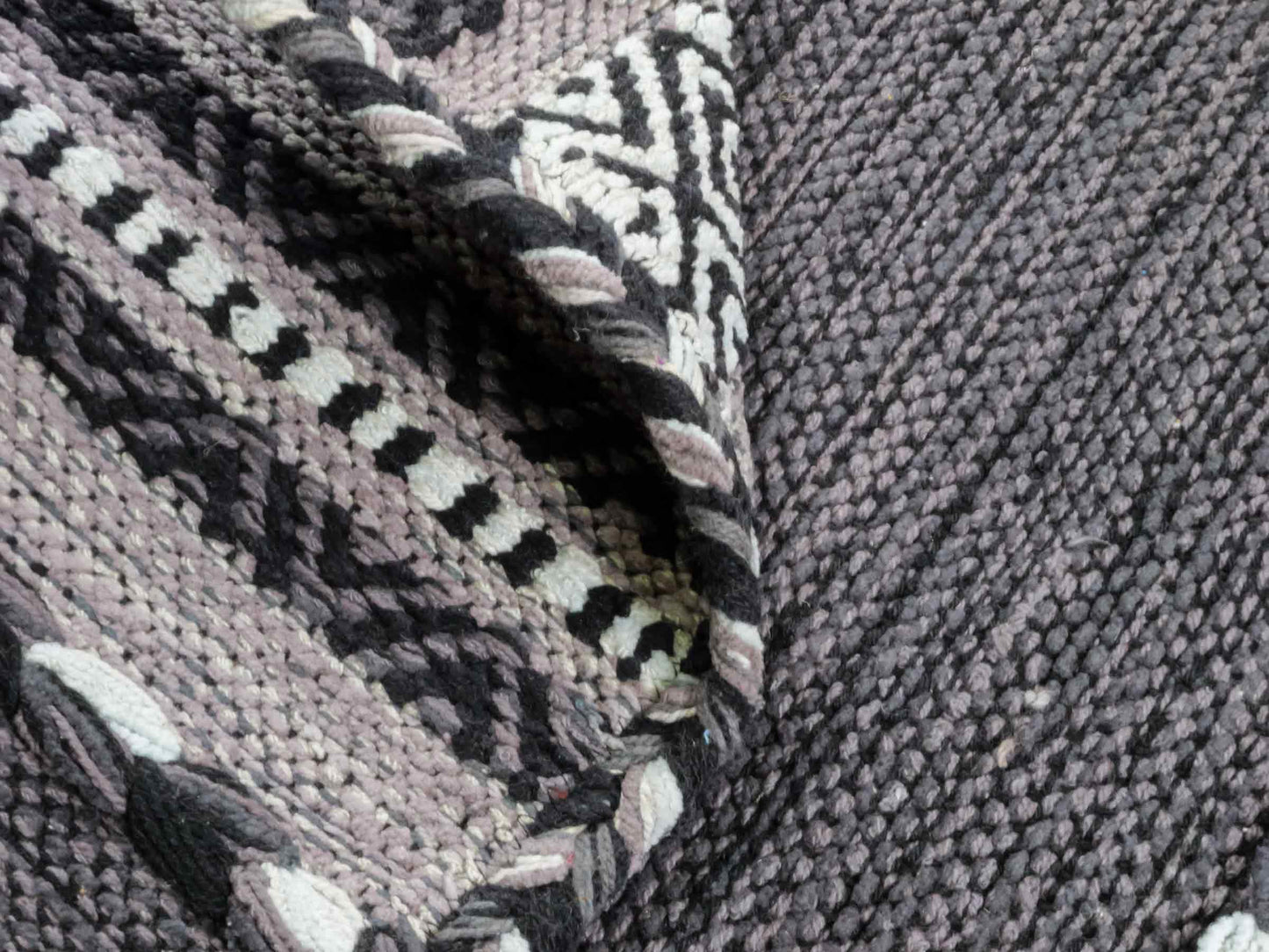 Handgewebter, moderner Indo Kelim Orientteppich von Khademi aus Baumwolle, navy. Geometrisches Design. Von Hand gewebt in Indien. Größe: 90x60cm. Teppichnummer: KB4-1636. Verkauf durch Jupiter Intl.