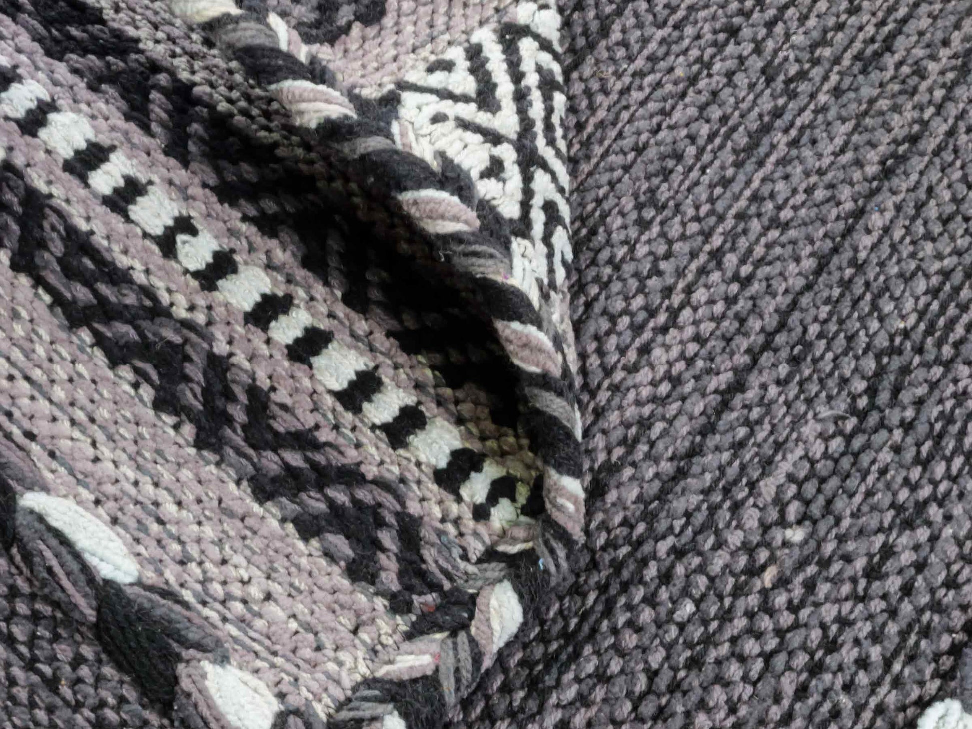 Handgewebter, moderner Indo Kelim Orientteppich von Khademi aus Baumwolle, navy. Geometrisches Design. Von Hand gewebt in Indien. Größe: 90x60cm. Teppichnummer: KB4-1636. Verkauf durch Jupiter Intl.