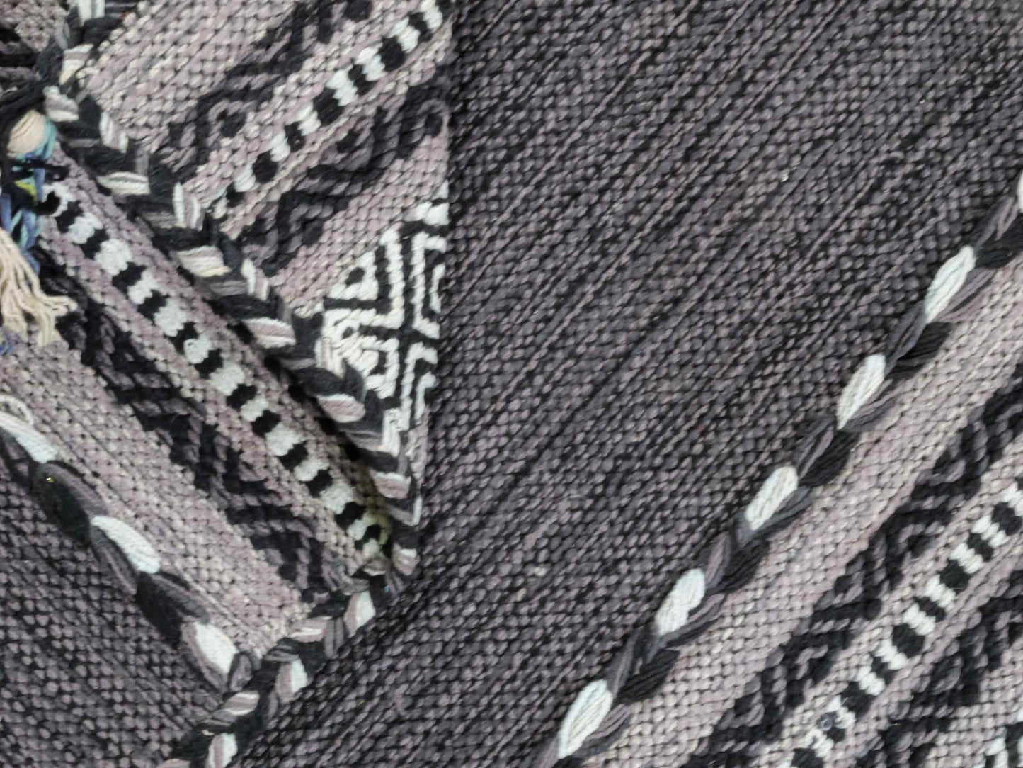 Handgewebter, moderner Indo Kelim Orientteppich von Khademi aus Baumwolle, navy. Geometrisches Design. Von Hand gewebt in Indien. Größe: 90x60cm. Teppichnummer: KB4-1636. Verkauf durch Jupiter Intl.