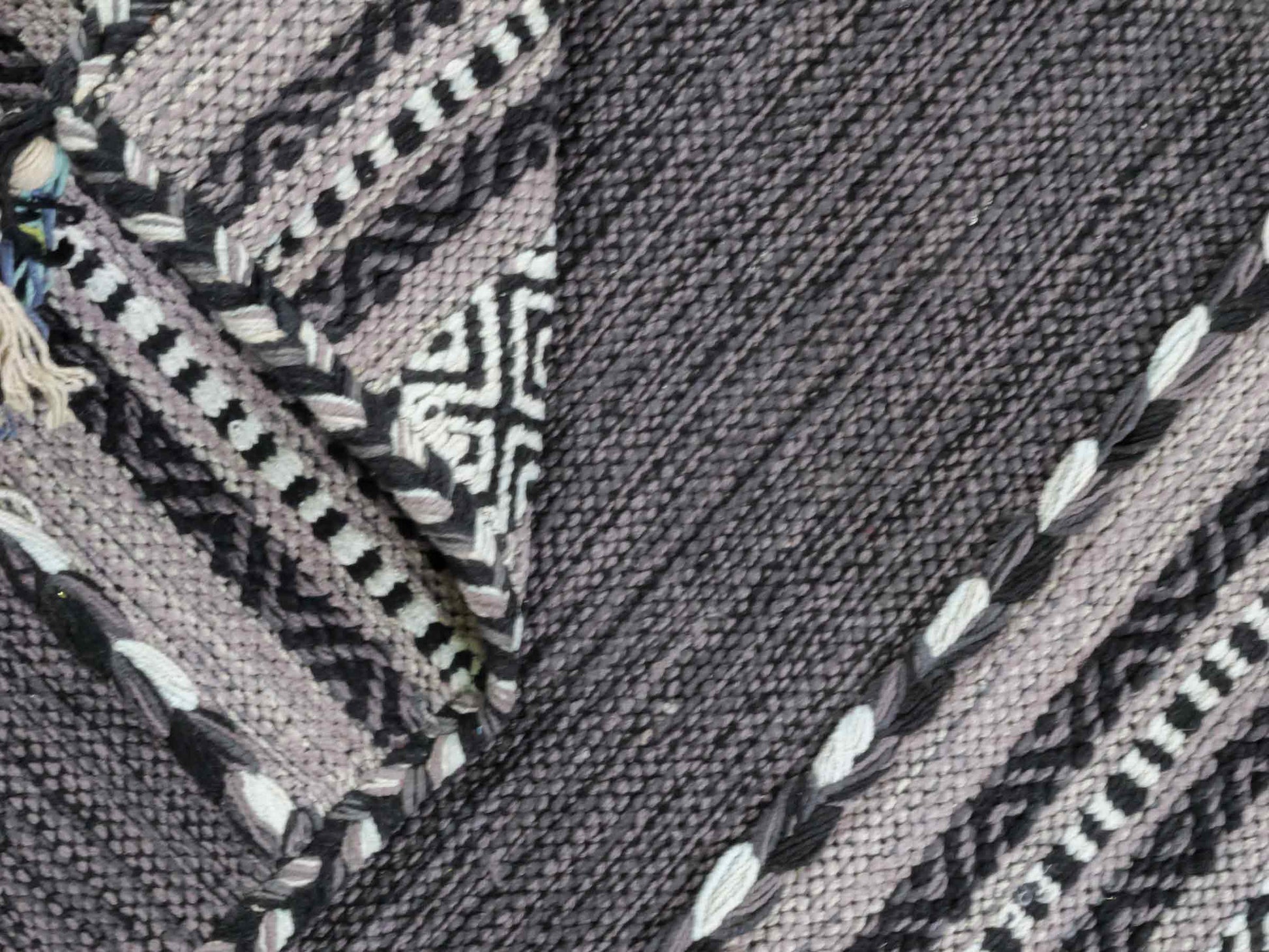 Handgewebter, moderner Indo Kelim Orientteppich von Khademi aus Baumwolle, navy. Geometrisches Design. Von Hand gewebt in Indien. Größe: 90x60cm. Teppichnummer: KB4-1636. Verkauf durch Jupiter Intl.