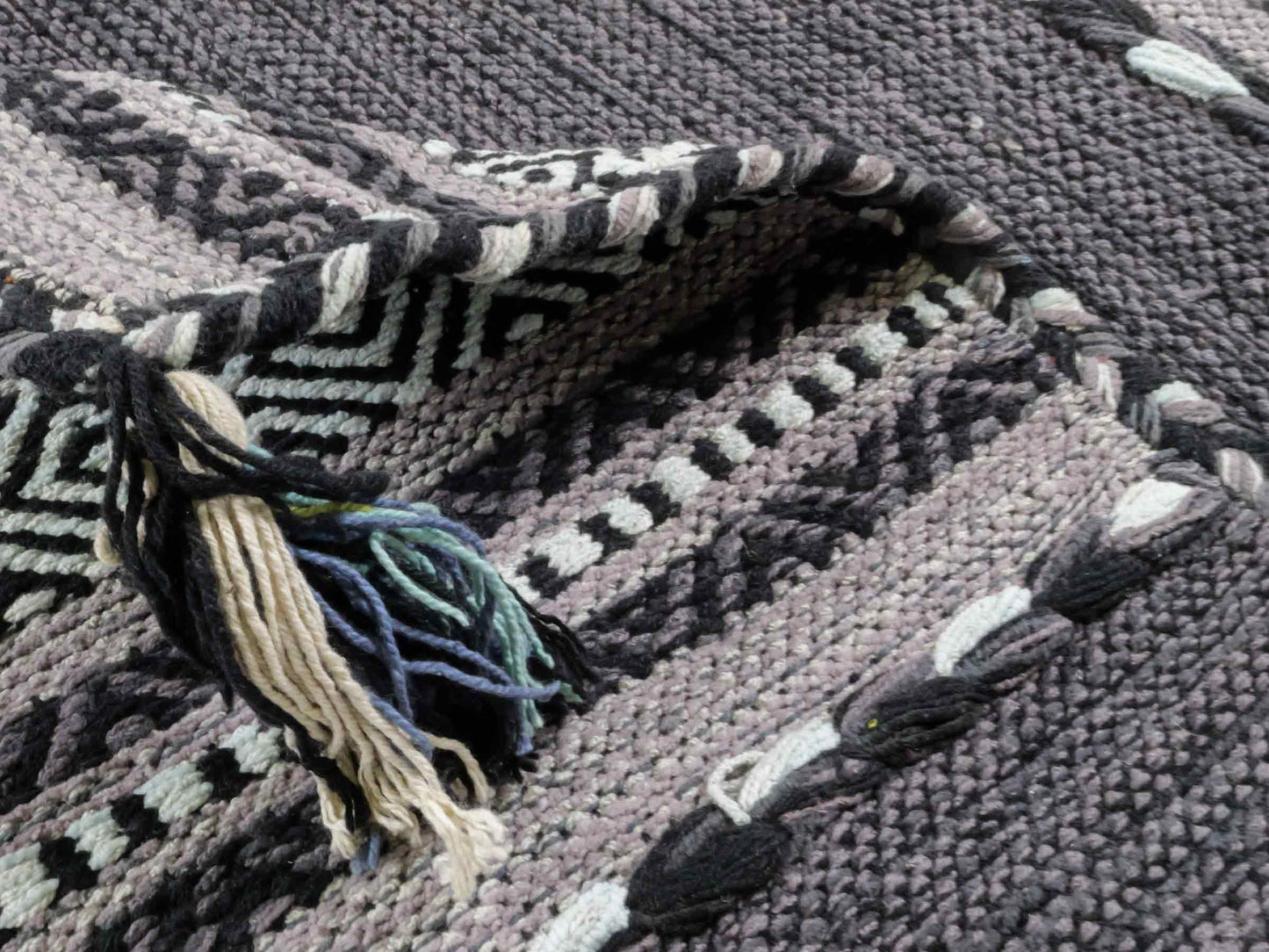 Handgewebter, moderner Indo Kelim Orientteppich von Khademi aus Baumwolle, navy. Geometrisches Design. Von Hand gewebt in Indien. Größe: 90x60cm. Teppichnummer: KB4-1636. Verkauf durch Jupiter Intl.