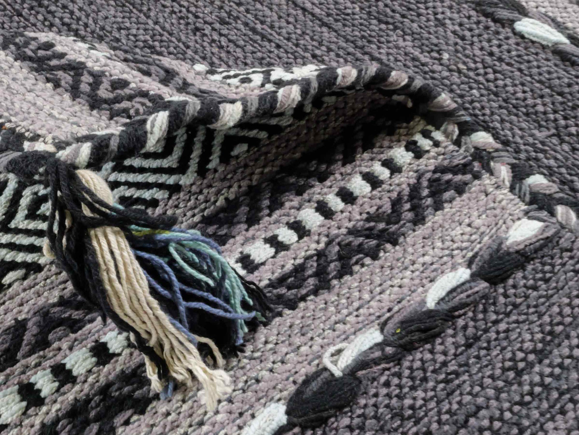 Handgewebter, moderner Indo Kelim Orientteppich von Khademi aus Baumwolle, navy. Geometrisches Design. Von Hand gewebt in Indien. Größe: 90x60cm. Teppichnummer: KB4-1636. Verkauf durch Jupiter Intl.