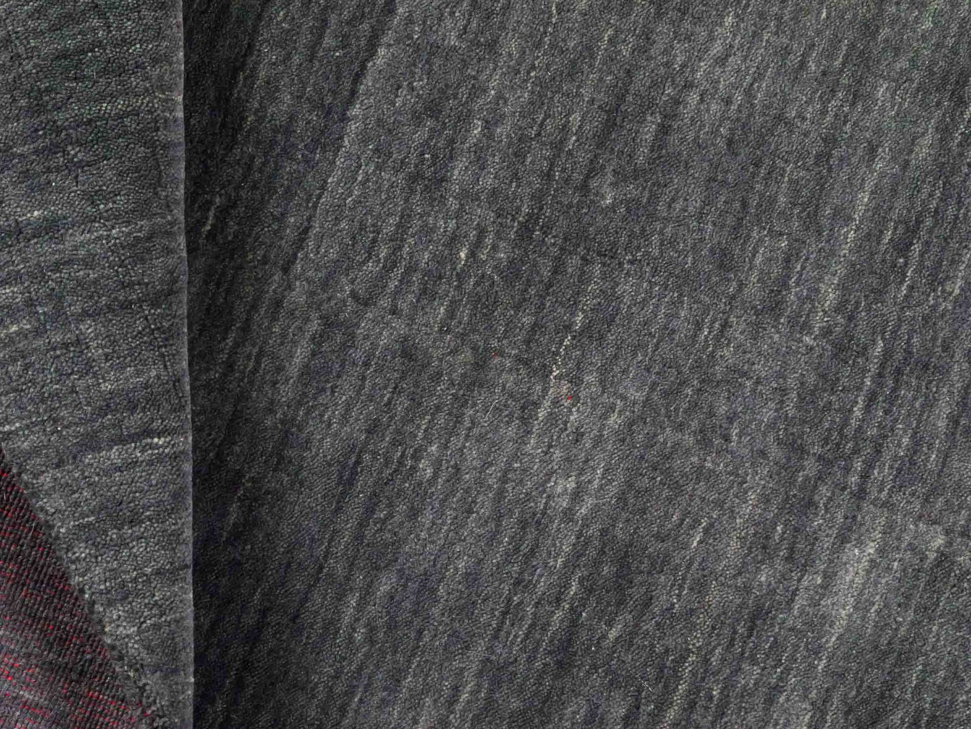 Moderner, Handloom Gabbeh Orientteppich von Khademi aus Wolle, grau. Einfarbiges Uni-Design. Produziert in Indien. Größe: 145x90cm. Teppichnummer: KB4-1540. Verkauf durch Jupiter Intl.