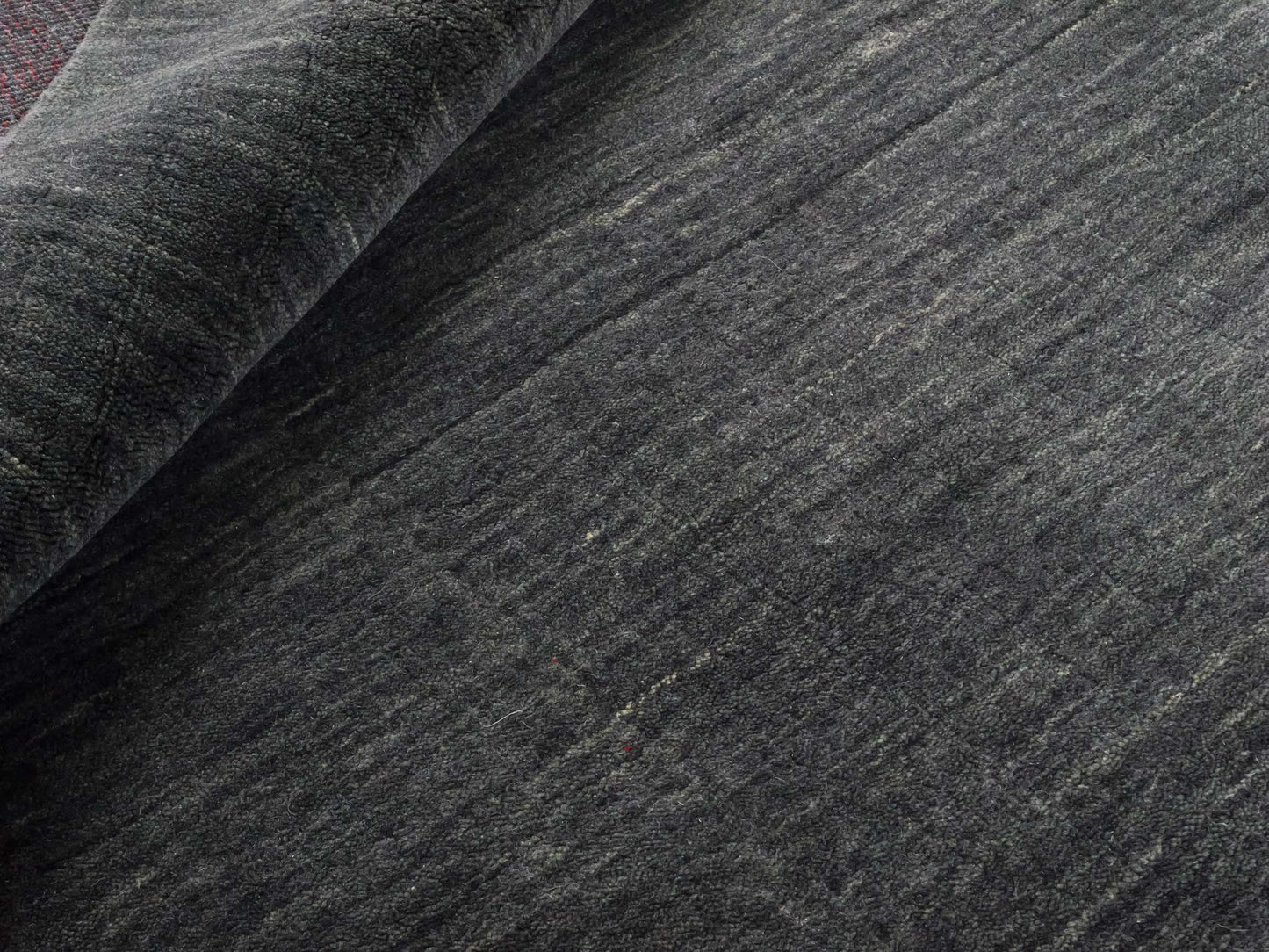 Moderner, Handloom Gabbeh Orientteppich von Khademi aus Wolle, grau. Einfarbiges Uni-Design. Produziert in Indien. Größe: 145x90cm. Teppichnummer: KB4-1540. Verkauf durch Jupiter Intl.