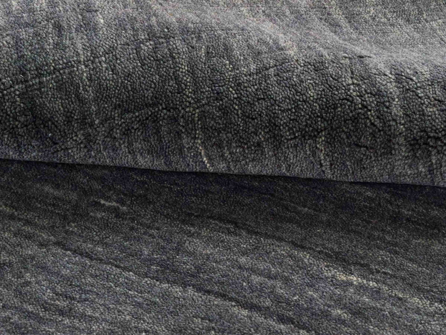 Moderner, Handloom Gabbeh Orientteppich von Khademi aus Wolle, grau. Einfarbiges Uni-Design. Produziert in Indien. Größe: 145x90cm. Teppichnummer: KB4-1540. Verkauf durch Jupiter Intl.