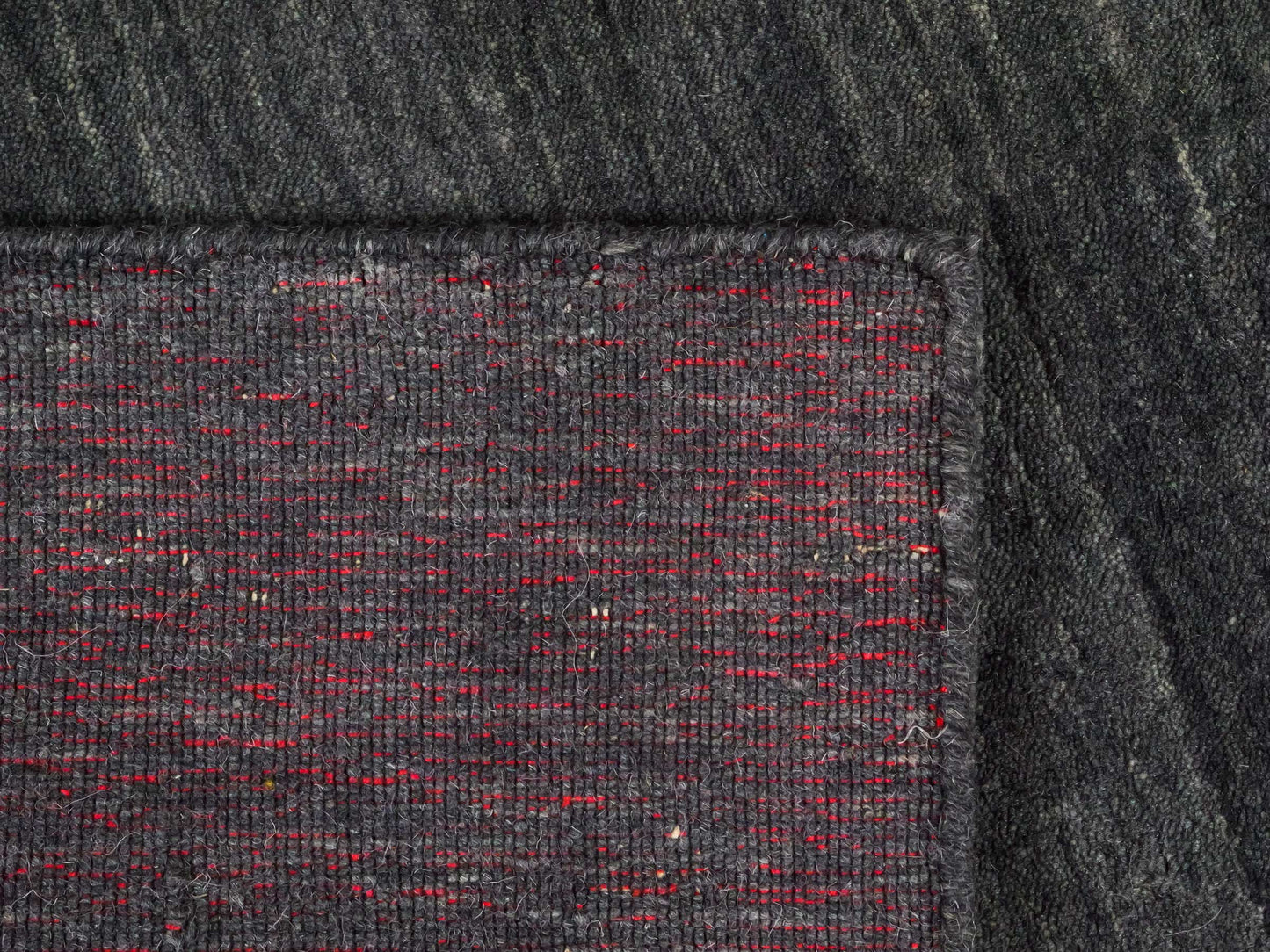 Moderner, Handloom Gabbeh Orientteppich von Khademi aus Wolle, grau. Einfarbiges Uni-Design. Produziert in Indien. Größe: 145x90cm. Teppichnummer: KB4-1540. Verkauf durch Jupiter Intl.