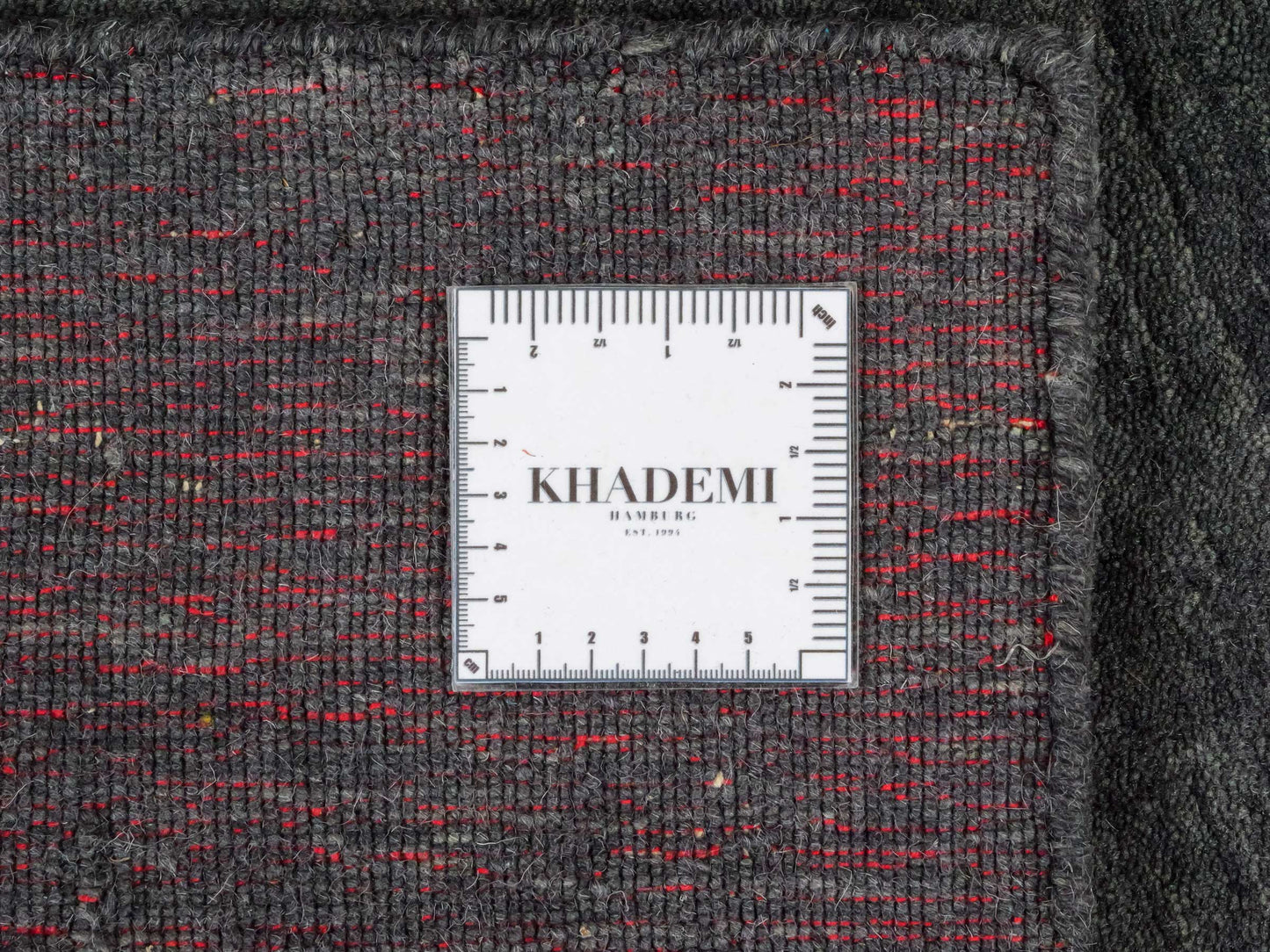 Moderner, Handloom Gabbeh Orientteppich von Khademi aus Wolle, grau. Einfarbiges Uni-Design. Produziert in Indien. Größe: 145x90cm. Teppichnummer: KB4-1540. Verkauf durch Jupiter Intl.