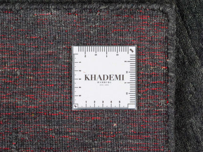 Moderner, Handloom Gabbeh Orientteppich von Khademi aus Wolle, grau. Einfarbiges Uni-Design. Produziert in Indien. Größe: 145x90cm. Teppichnummer: KB4-1540. Verkauf durch Jupiter Intl.