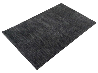 Moderner, Handloom Gabbeh Orientteppich von Khademi aus Wolle, grau. Einfarbiges Uni-Design. Produziert in Indien. Größe: 145x90cm. Teppichnummer: KB4-1540. Verkauf durch Jupiter Intl.