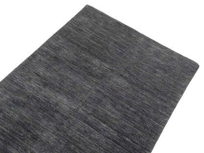 Moderner, Handloom Gabbeh Orientteppich von Khademi aus Wolle, grau. Einfarbiges Uni-Design. Produziert in Indien. Größe: 145x90cm. Teppichnummer: KB4-1540. Verkauf durch Jupiter Intl.