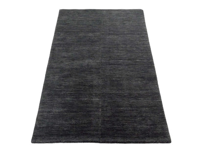 Moderner, Handloom Gabbeh Orientteppich von Khademi aus Wolle, grau. Einfarbiges Uni-Design. Produziert in Indien. Größe: 145x90cm. Teppichnummer: KB4-1540. Verkauf durch Jupiter Intl.