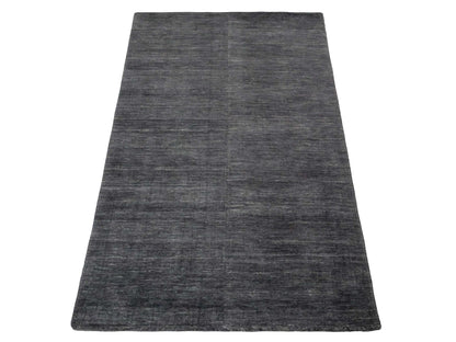 Moderner, Handloom Gabbeh Orientteppich von Khademi aus Wolle, grau. Einfarbiges Uni-Design. Produziert in Indien. Größe: 145x90cm. Teppichnummer: KB4-1540. Verkauf durch Jupiter Intl.