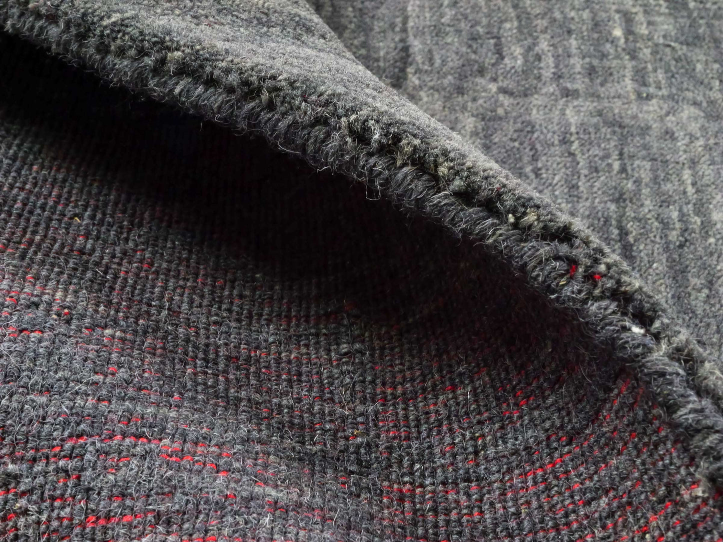 Moderner, Handloom Gabbeh Orientteppich von Khademi aus Wolle, grau. Einfarbiges Uni-Design. Produziert in Indien. Größe: 145x90cm. Teppichnummer: KB4-1540. Verkauf durch Jupiter Intl.