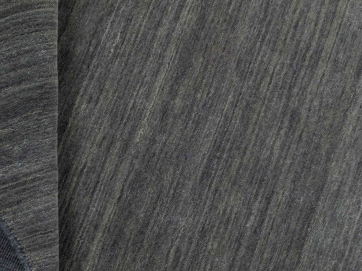 Moderner, Handloom Gabbeh Orientteppich von Khademi aus Wolle, grau. Einfarbiges Uni-Design. Produziert in Indien. Größe: 150x82cm. Teppichnummer: KB4-1533. Verkauf durch Jupiter Intl.