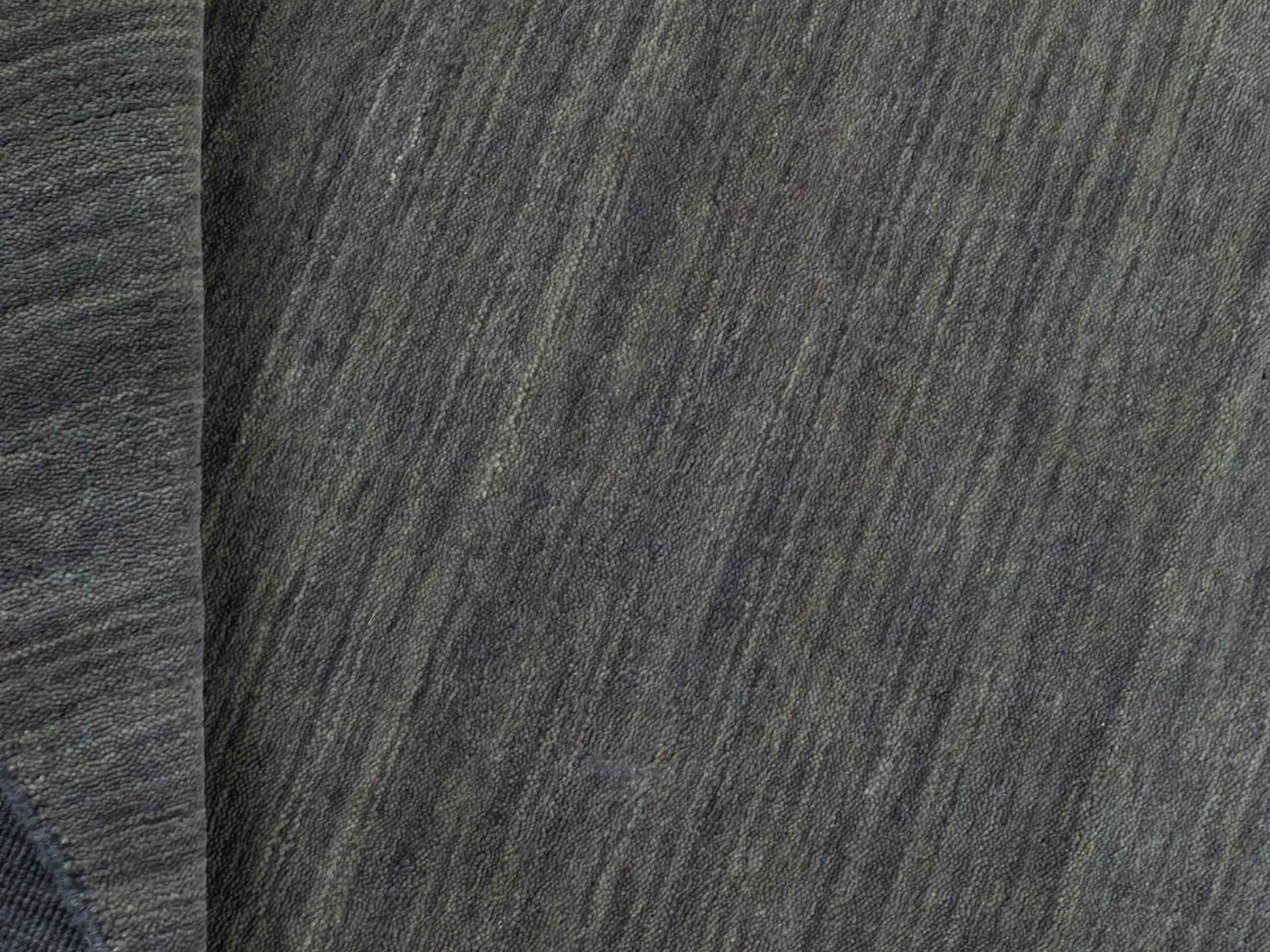 Moderner, Handloom Gabbeh Orientteppich von Khademi aus Wolle, grau. Einfarbiges Uni-Design. Produziert in Indien. Größe: 150x82cm. Teppichnummer: KB4-1533. Verkauf durch Jupiter Intl.