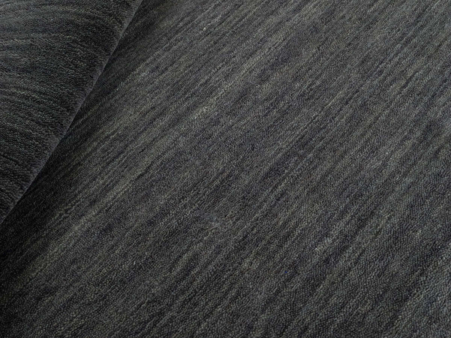 Moderner, Handloom Gabbeh Orientteppich von Khademi aus Wolle, grau. Einfarbiges Uni-Design. Produziert in Indien. Größe: 150x82cm. Teppichnummer: KB4-1533. Verkauf durch Jupiter Intl.