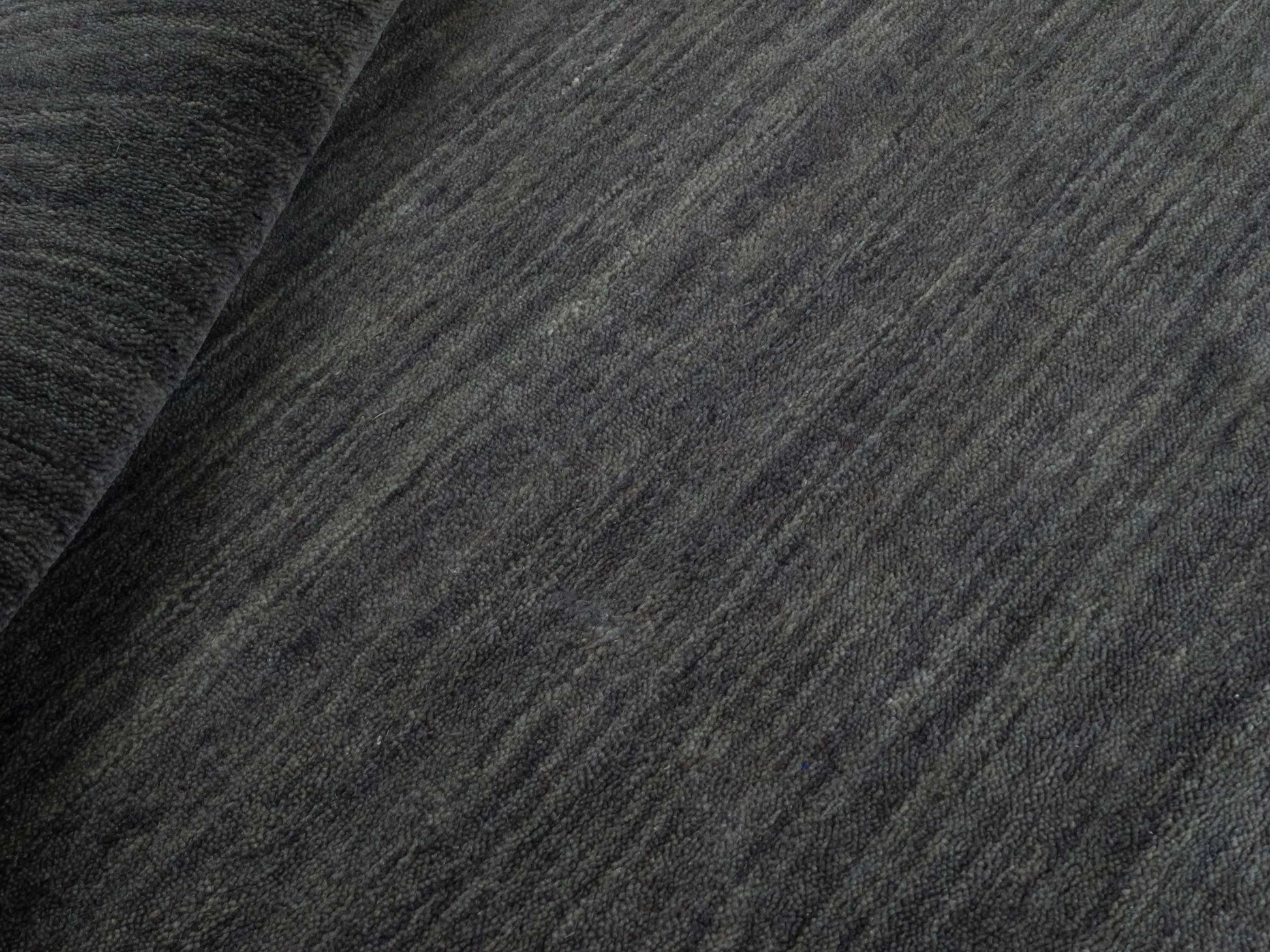 Moderner, Handloom Gabbeh Orientteppich von Khademi aus Wolle, grau. Einfarbiges Uni-Design. Produziert in Indien. Größe: 150x82cm. Teppichnummer: KB4-1533. Verkauf durch Jupiter Intl.