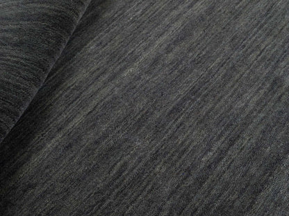 Moderner, Handloom Gabbeh Orientteppich von Khademi aus Wolle, grau. Einfarbiges Uni-Design. Produziert in Indien. Größe: 150x82cm. Teppichnummer: KB4-1533. Verkauf durch Jupiter Intl.