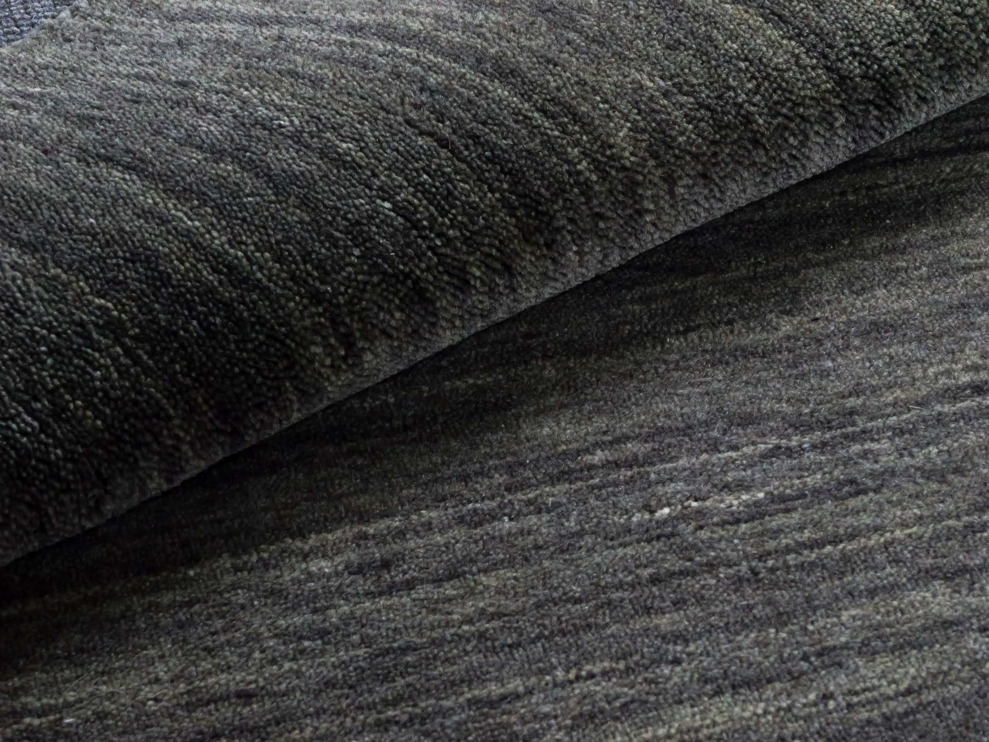 Moderner, Handloom Gabbeh Orientteppich von Khademi aus Wolle, grau. Einfarbiges Uni-Design. Produziert in Indien. Größe: 150x82cm. Teppichnummer: KB4-1533. Verkauf durch Jupiter Intl.